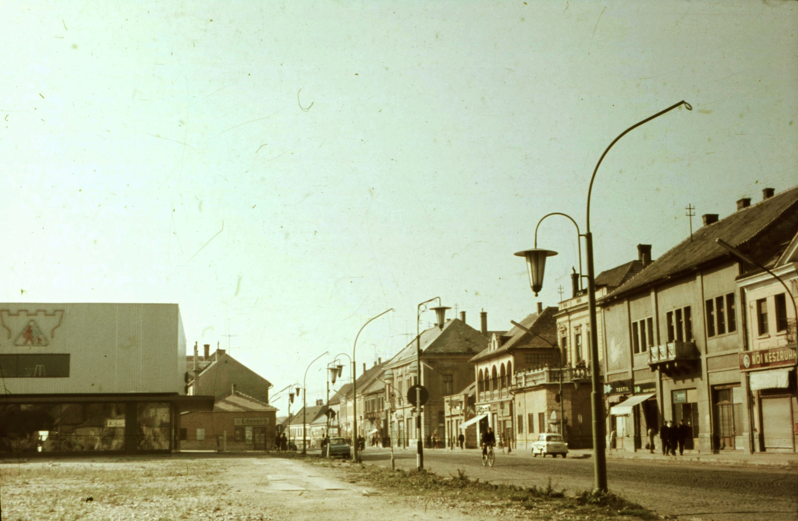 Magyarország, Veszprém, Kossuth Lajos utca, jobbra a házsor helyén ma a "Lordok Háza" áll., 1968, Herth Viktória dr, Bodó Emma, színes, utcakép, lámpaoszlop, Fortepan #76531