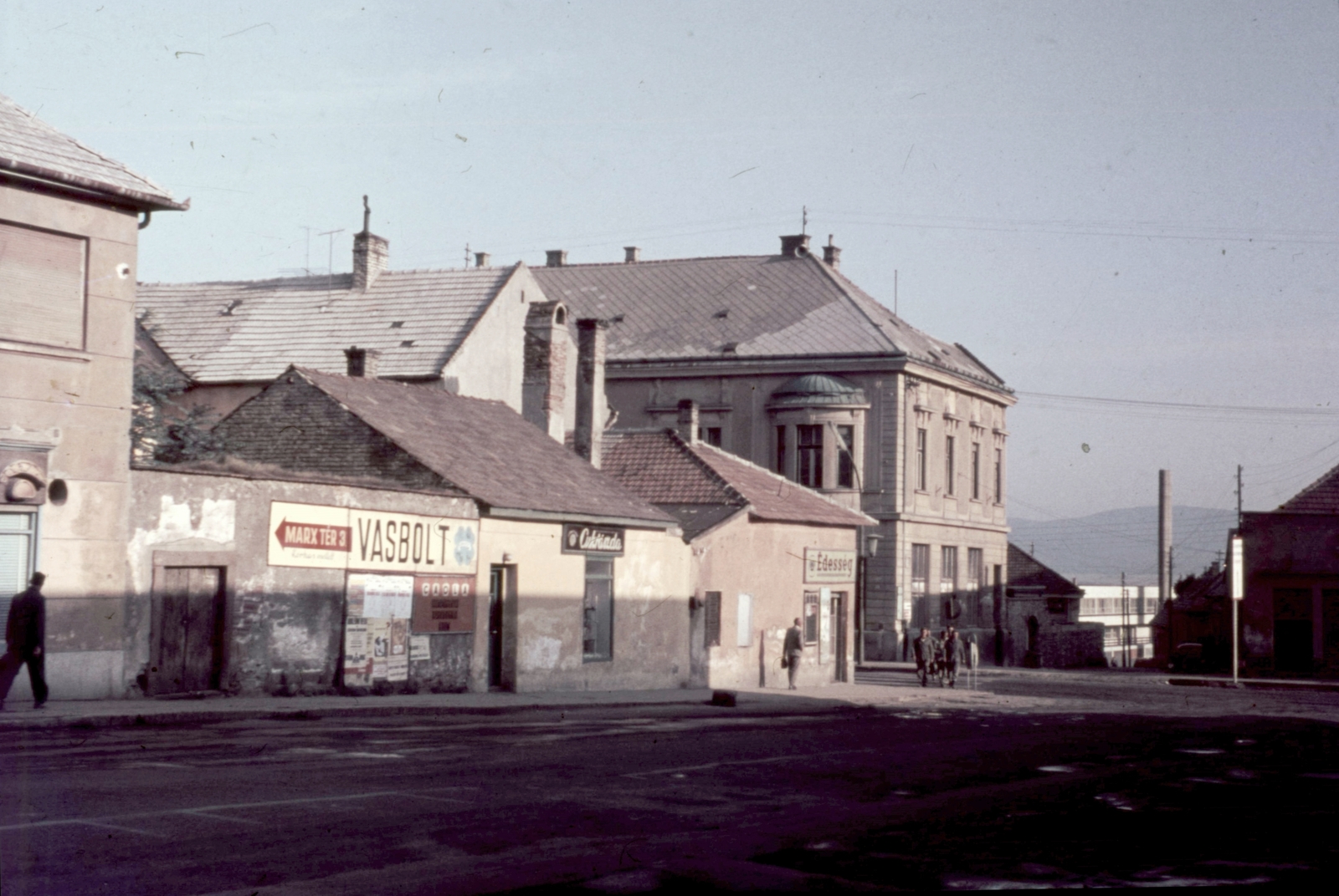 Hungary, Veszprém, Rákóczi tér (később Hoffer Ármin sétány) a Kossuth Lajos utca - Csaplár János utca sarok felé nézve. Háttérben a Lovassy László gimnázium., 1968, Herth Viktória dr, Bodó Emma, colorful, street view, Fortepan #76536