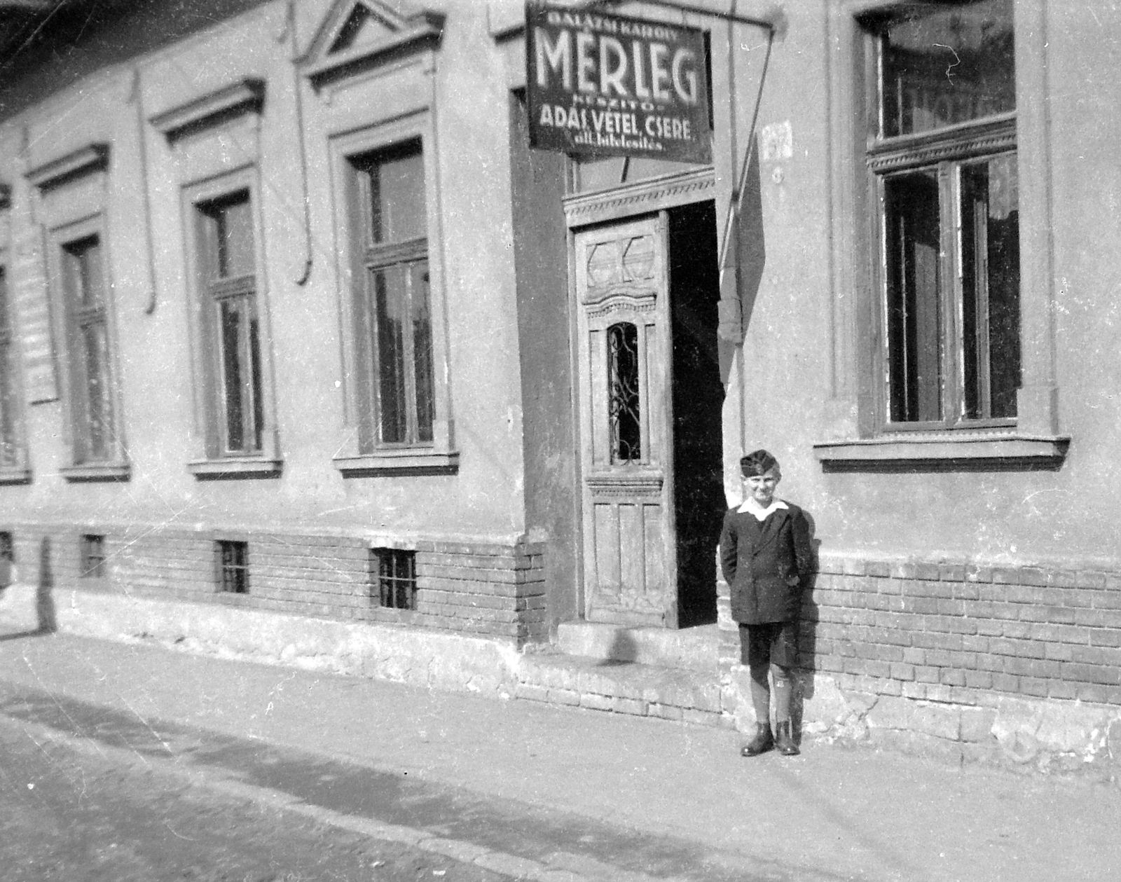 1942, Fortepan, portrait, sign-board, kid, hands behind the back, scale, Fortepan #7654