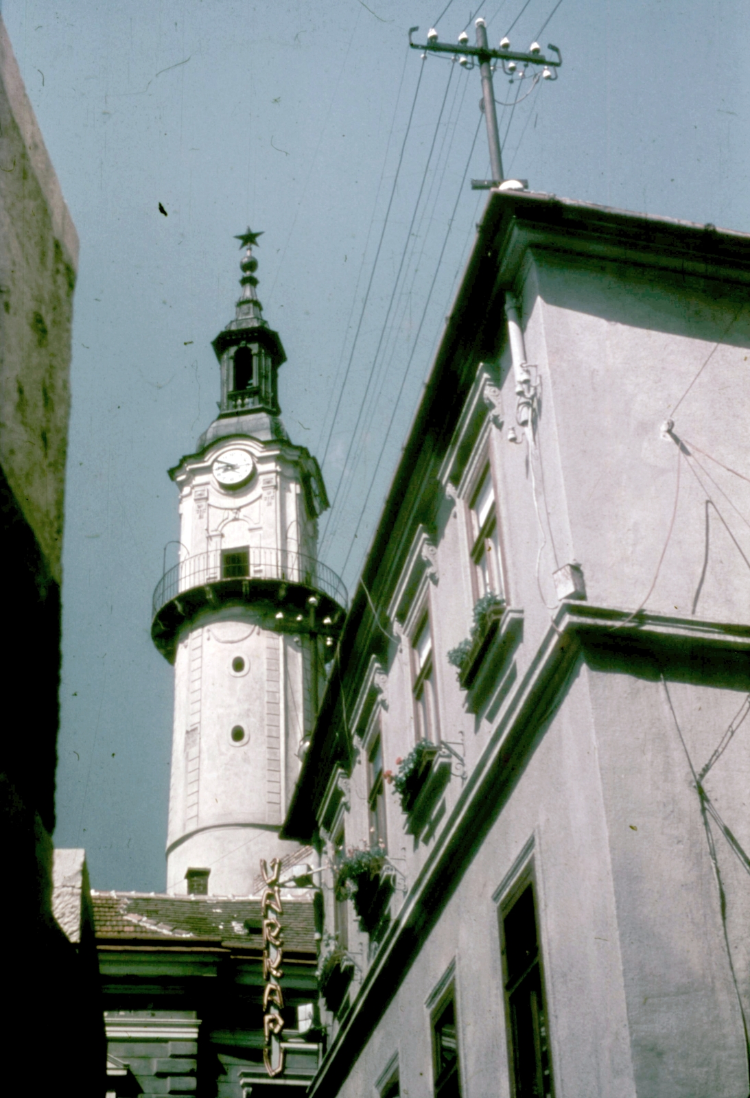 Hungary, Veszprém, Tűztorony az Óváros (Vöröshadsereg) tér felől nézve., 1966, Herth Viktória dr, Bodó Emma, colorful, street view, Red Star, pylon, Pelargonium, church clock, Fortepan #76552