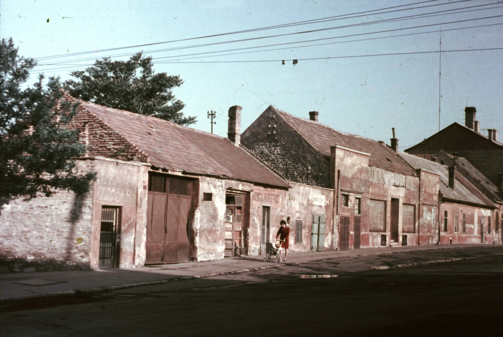 Hungary, Veszprém, Rákóczi tér (később Hoffer Ármin sétány) a Brusznyai Árpád utca (Bajcsy-Zsilinszky út) felől nézve. Jobb szélen az ortodox (téli) zsinagóga., 1968, Herth Viktória dr, Bodó Emma, colorful, baby carriage, street view, Fortepan #76568