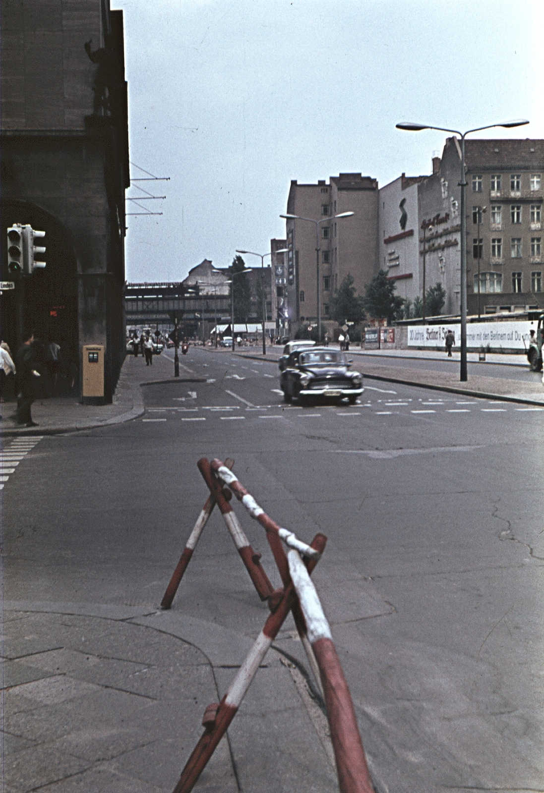 Germany, Berlin, Kelet-Berlin, Friedrichstrasse az Unter den Linden kereszteződésénél, háttérben a Friedrichstrasse pályaudvar., 1965, Erky-Nagy Tibor, colorful, railing, GDR, train station, East-Berlin, Fortepan #76605