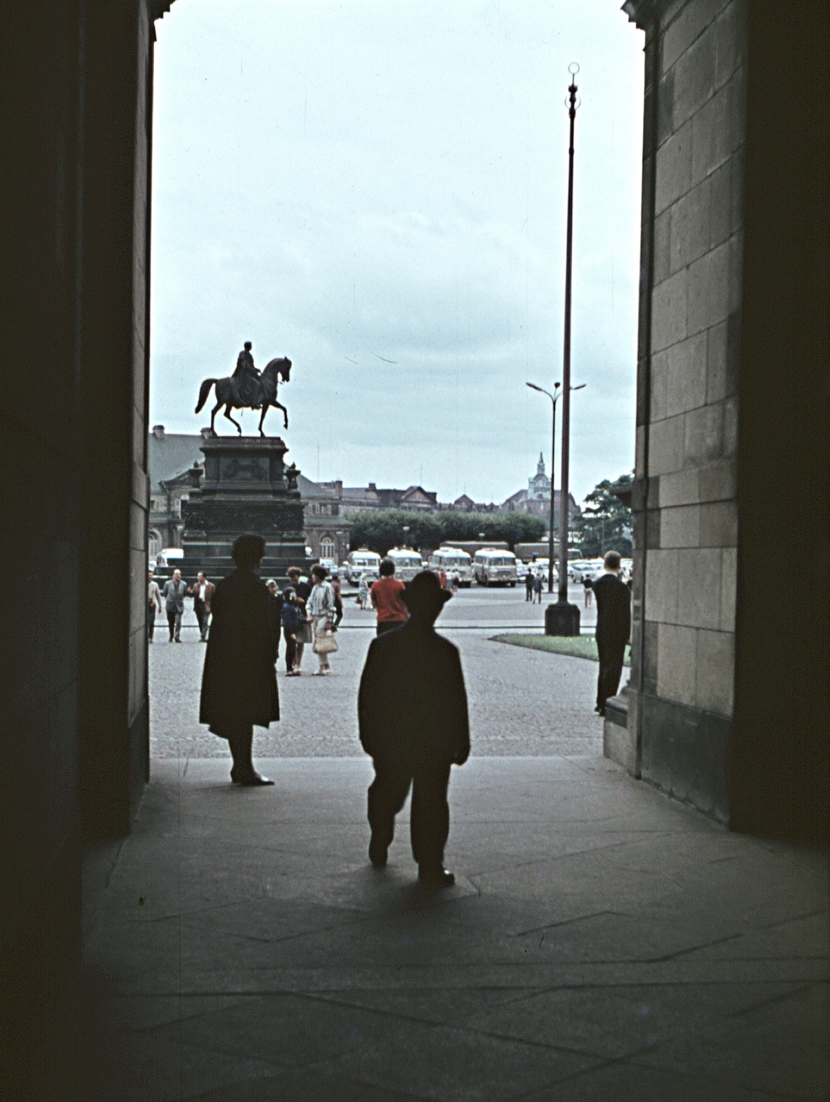 Németország, Drezda, Theaterplatz, I. János szász király lovas szobra a Zwingerből nézve., 1965, Erky-Nagy Tibor, színes, NDK, lovas szobor, I. János-ábrázolás, Fortepan #76610