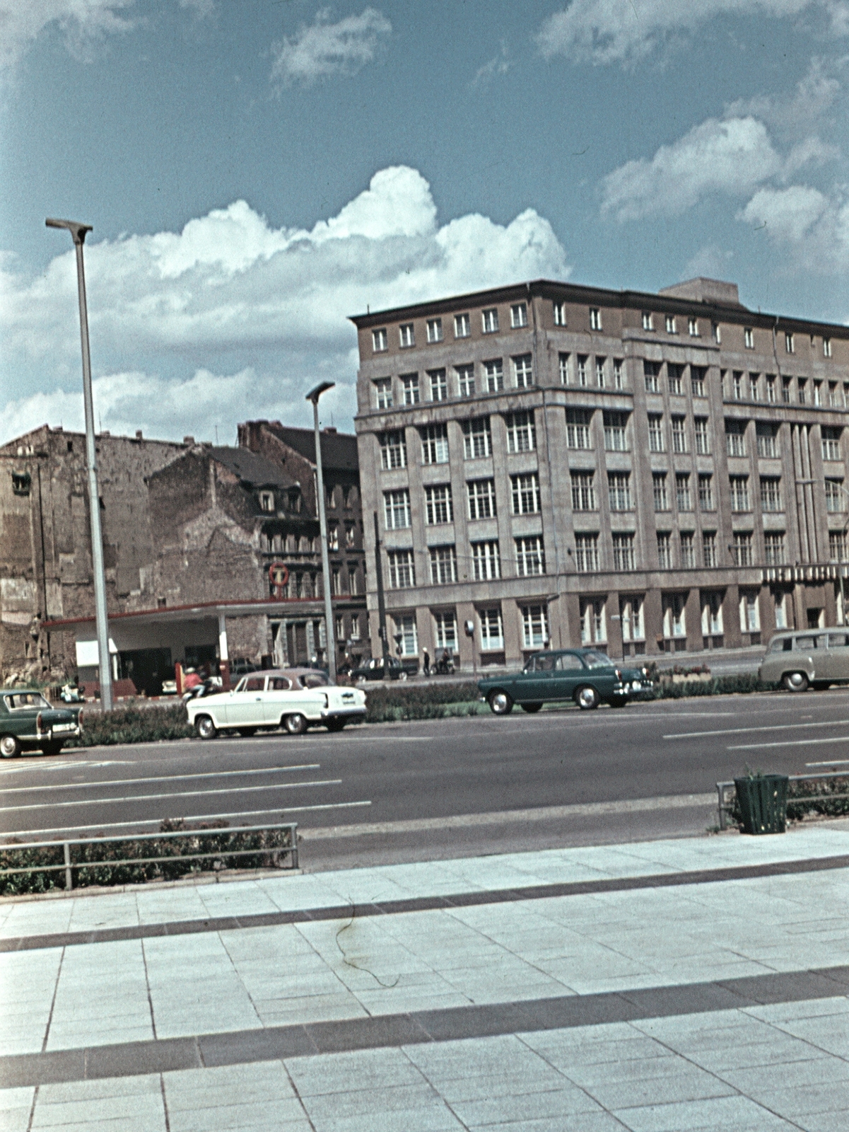 Germany, Berlin, Kelet-Berlin, Karl Marx Allee, jobb szélen a 3. számú ház a Haus der Gesundheit., 1965, Erky-Nagy Tibor, colorful, GDR, East-Berlin, Fortepan #76614