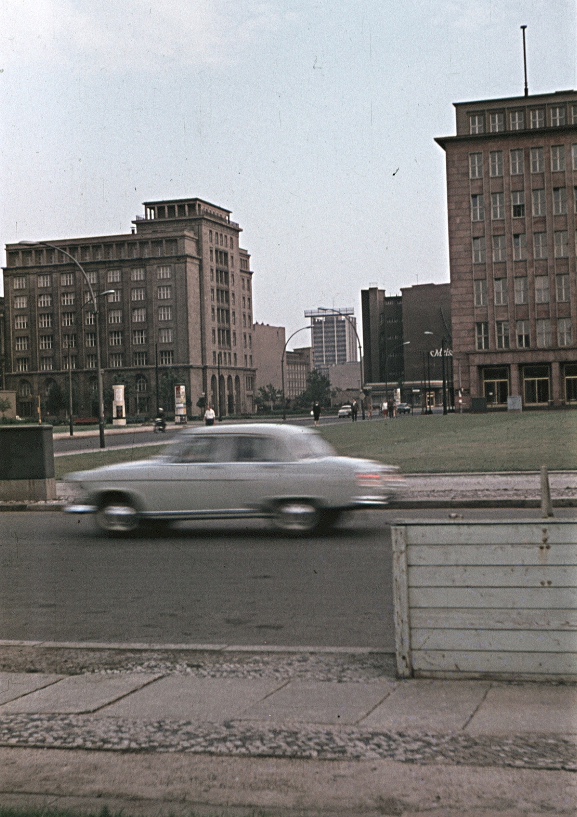 Németország, Berlin, Jägerstrasse a Friedrichstrasse - Mohrenstrasse kereszteződés felé nézve., 1965, Erky-Nagy Tibor, színes, utcakép, NDK, GAZ M21 Volga, Kelet-Berlin, Fortepan #76621