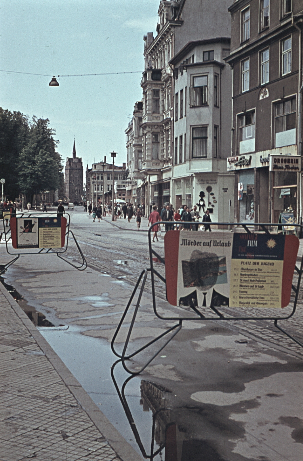 Germany, Rostock, Kröpeliner Strasse, szemben a Kröpeliner Tor., 1965, Erky-Nagy Tibor, colorful, street view, genre painting, GDR, Fortepan #76625