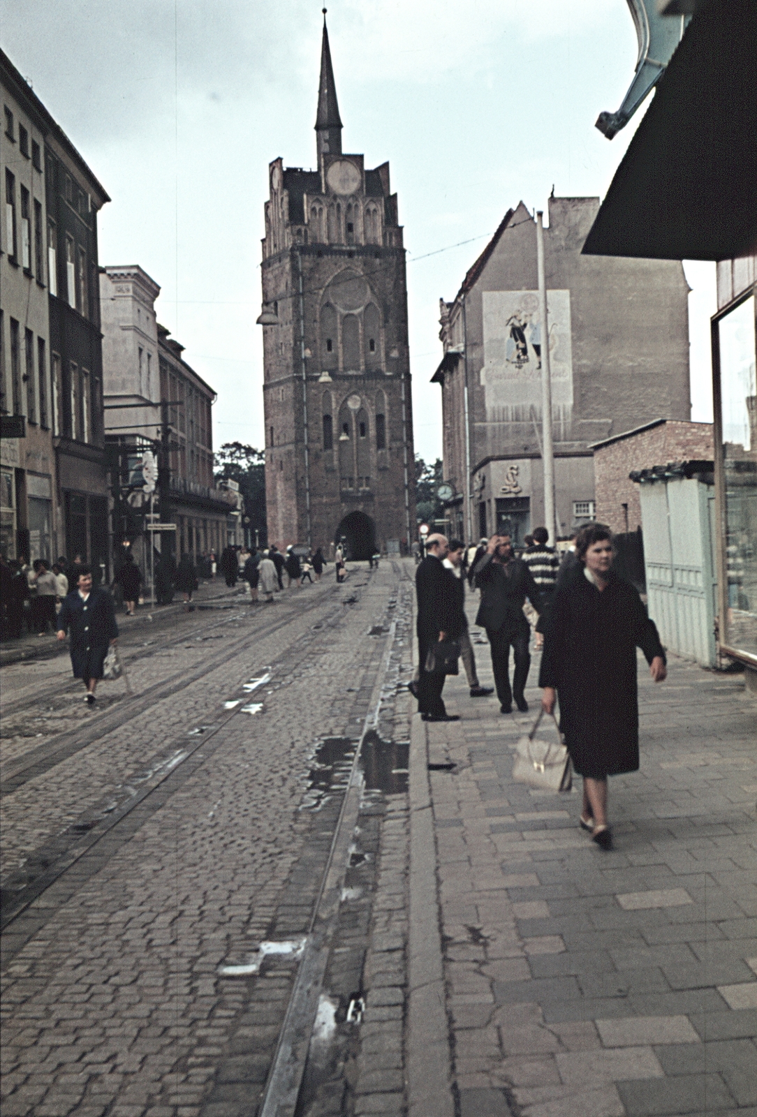 Germany, Rostock, Kröpeliner Strasse, szemben a Kröpeliner Tor., 1965, Erky-Nagy Tibor, colorful, street view, genre painting, GDR, handbag, Fortepan #76627