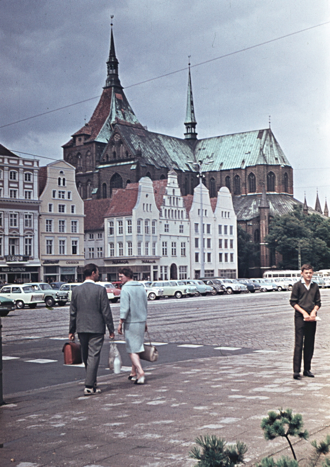Germany, Rostock, Neuer Markt, Marienkirche., 1965, Erky-Nagy Tibor, church, colorful, street view, genre painting, GDR, automobile, crosswalk, Fortepan #76632