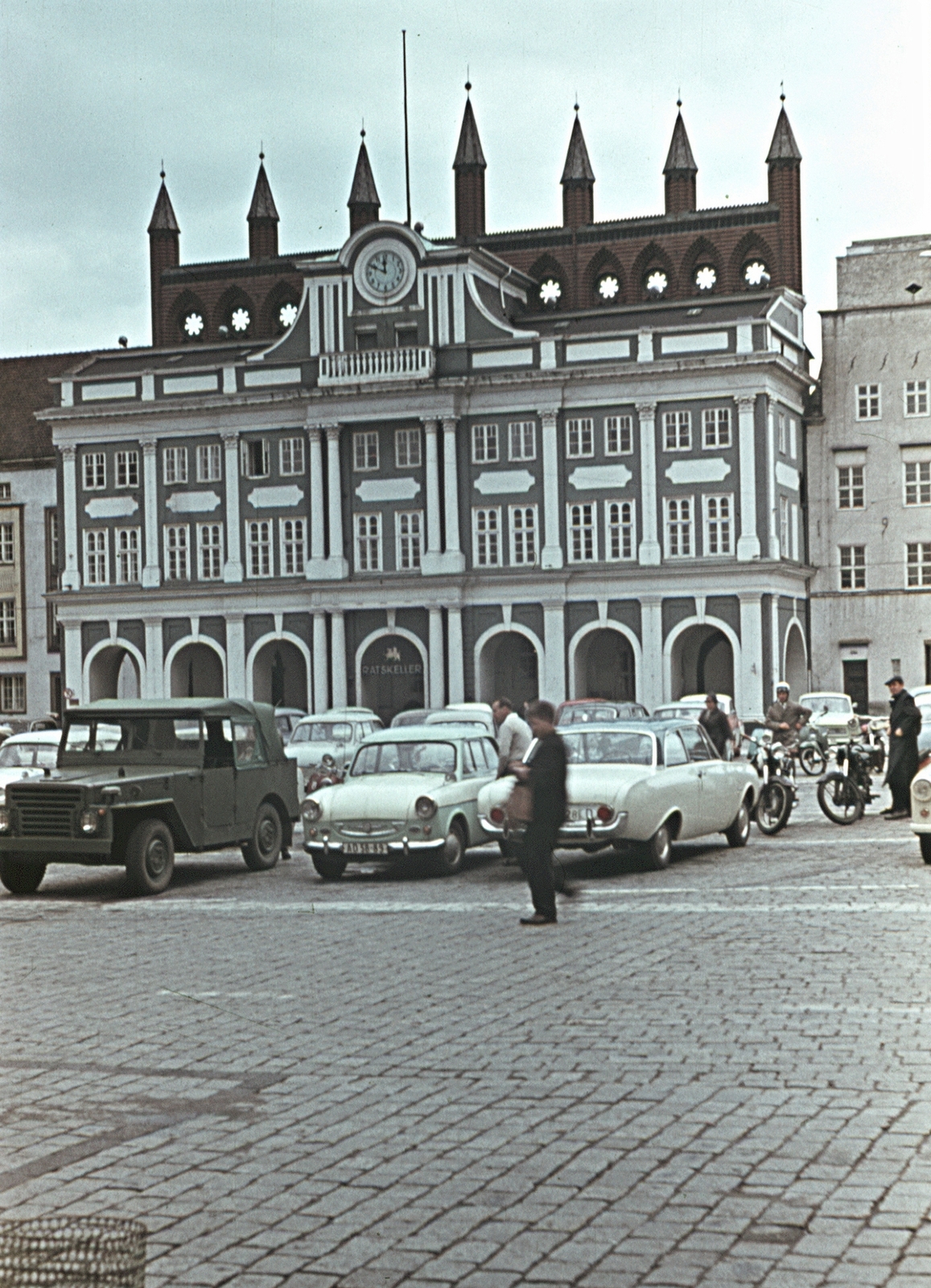 Germany, Rostock, Neuer Markt (Ernst-Thälmann-Platz), Városháza., 1965, Erky-Nagy Tibor, colorful, motorcycle, street view, GDR, Jeep, automobile, Fortepan #76634