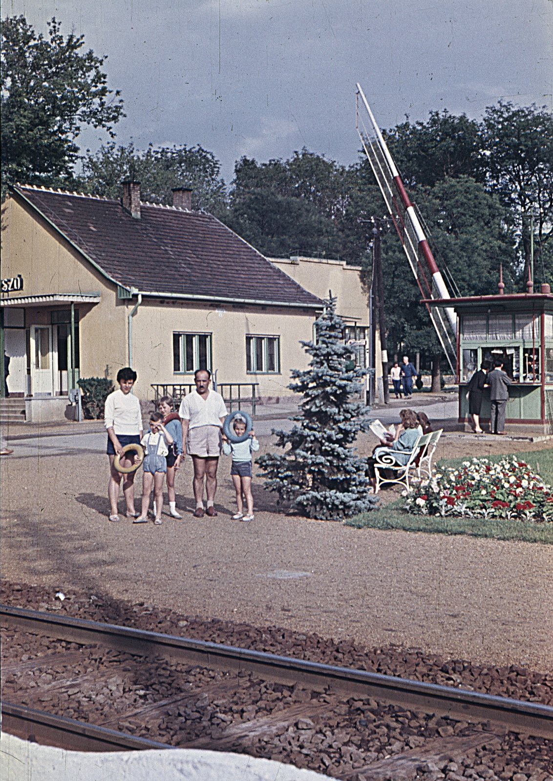 Magyarország, Balatonszárszó, vasútállomás., 1966, Erky-Nagy Tibor, színes, család, csoportkép, úszógumi, virág, sorompó, pad, vasútállomás, pavilon, Fortepan #76638