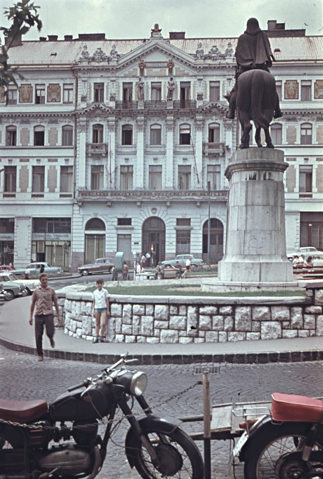 Hungary, Pécs, Széchenyi tér, Hunyadi János szobra, szemben a Megyeháza., 1966, Erky-Nagy Tibor, colorful, motorcycle, Hungarian brand, sculpture, street view, Csepel-brand, handbarrow, horse sculpture, János Hunyadi-portrayal, Fortepan #76643