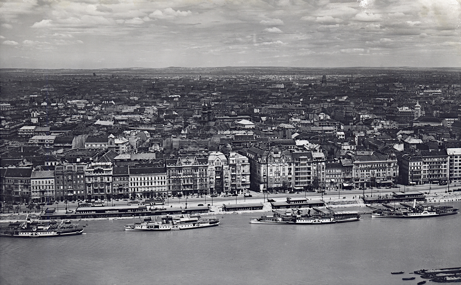 Hungary, Budapest V., panoráma a Gellérthegyről Pest felé, előtérben a Belgrád (Ferenc József) rakpart., 1939, Erky-Nagy Tibor, ship, steamboat, boat station, Kossuth/Leányfalu/Rigó/Ferenc Ferdinánd Főherceg ship, Dunagyöngye/Deák Ferencz ship, Tulln/Josef Carl-ship, Budapest, SZOT Visegrád/Visegrád/Imre ship, Fortepan #76656