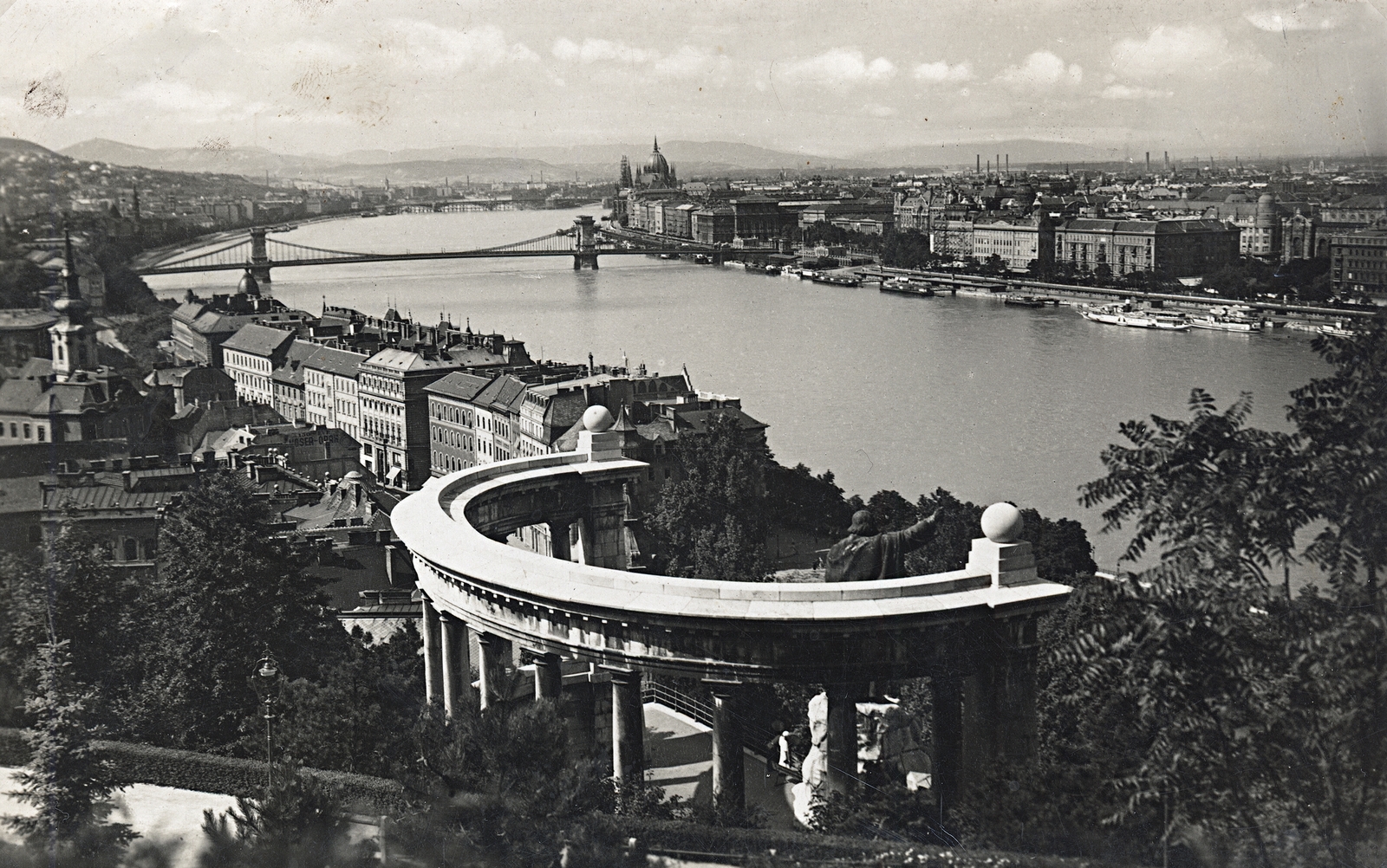 Hungary, Budapest, kilátás a Széchenyi Lánchíd és a Parlament felé nézve. Előtérben a Szent Gellért szobor., 1935, Erky-Nagy Tibor, sculpture, suspension bridge, Saint Gerard-portrayal, William Tierney Clark-design, Fortepan #76661