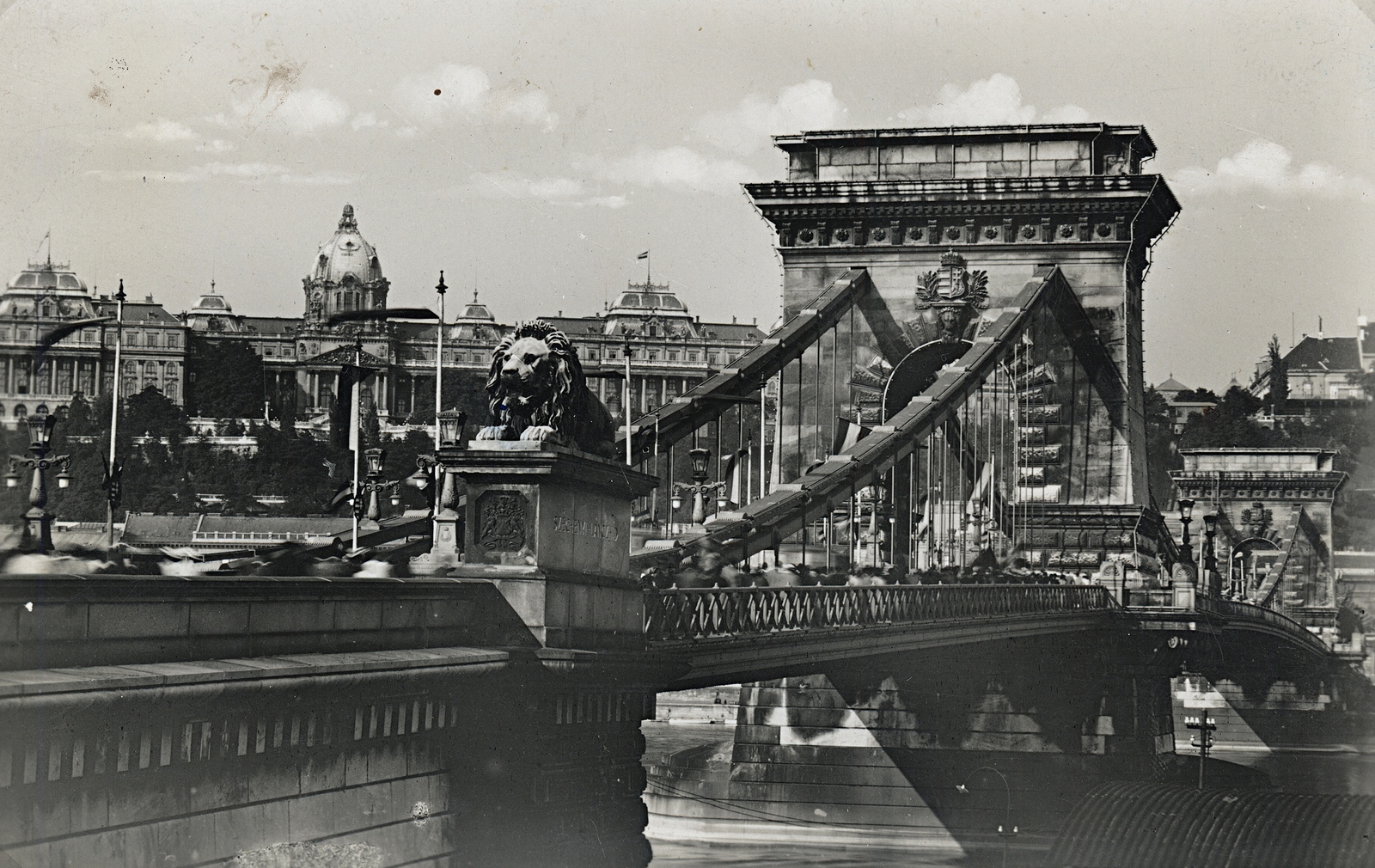 Hungary, Budapest V.,Budapest I., a Széchenyi Lánchíd és a Királyi Palota (később Budavári Palota) Pestről nézve., 1935, Erky-Nagy Tibor, flag, crest, palace, Danube, stone lion, Budapest, national emblem, suspension bridge, William Tierney Clark-design, Fortepan #76662