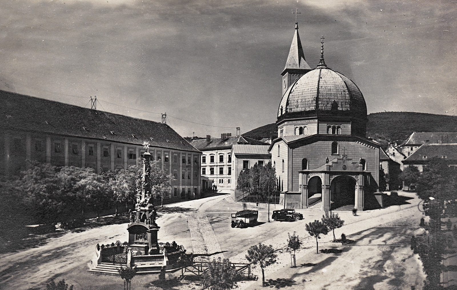 Magyarország, Pécs, Széchenyi tér, előtérben a Szentháromság-szobor, mögötte a Ciszterci Rend Nagy Lajos Gimnáziuma és Kollégiuma, szemben a Dzsámi., 1920, Erky-Nagy Tibor, autóbusz, automobil, Fortepan #76664