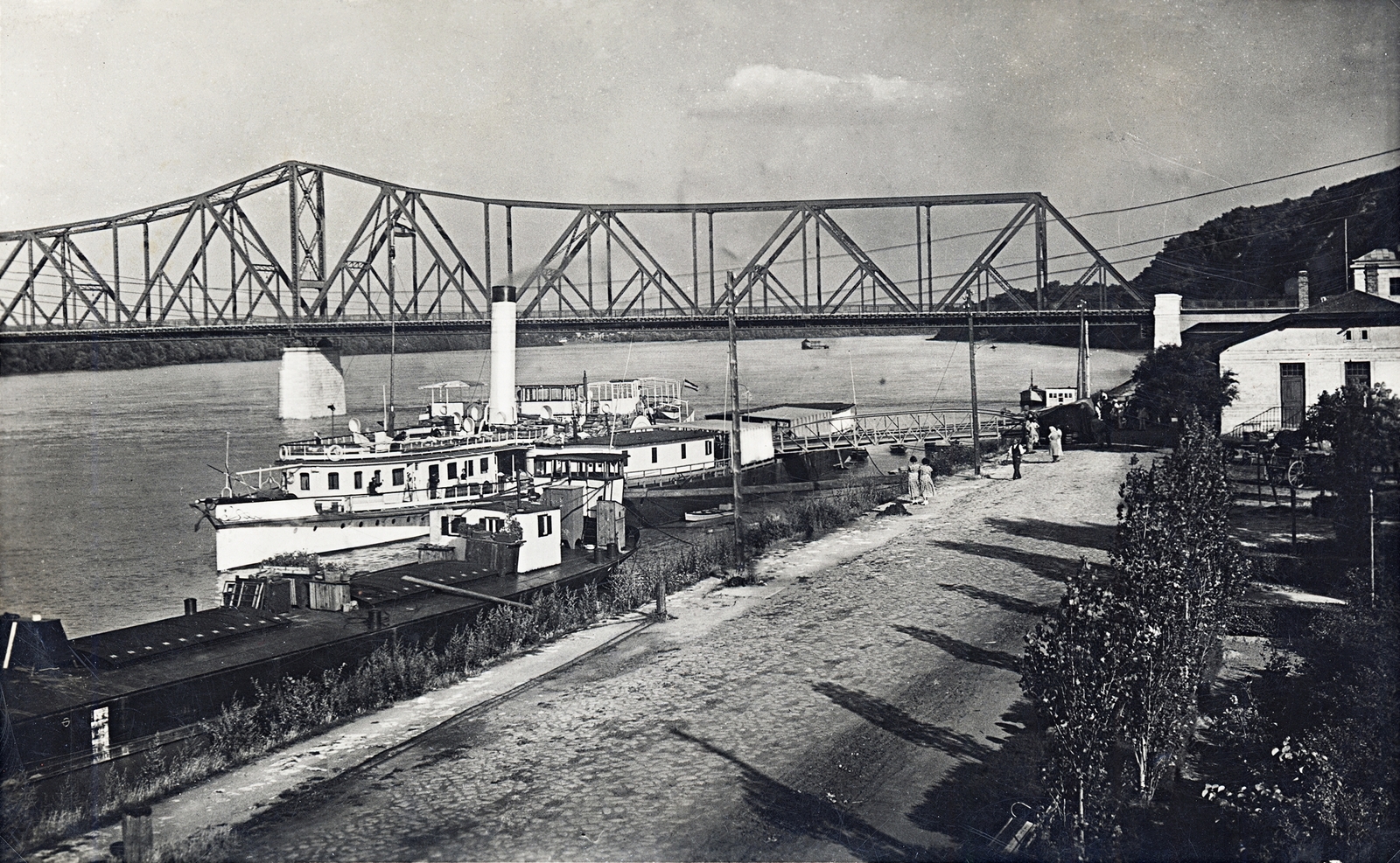 Magyarország, Dunaföldvár, kikötő, háttérben a Beszédes József híd., 1935, Erky-Nagy Tibor, hajó, híd, zászló, vasúti híd, hajóállomás, Duna-híd, Kossalka János-terv, Fortepan #76672