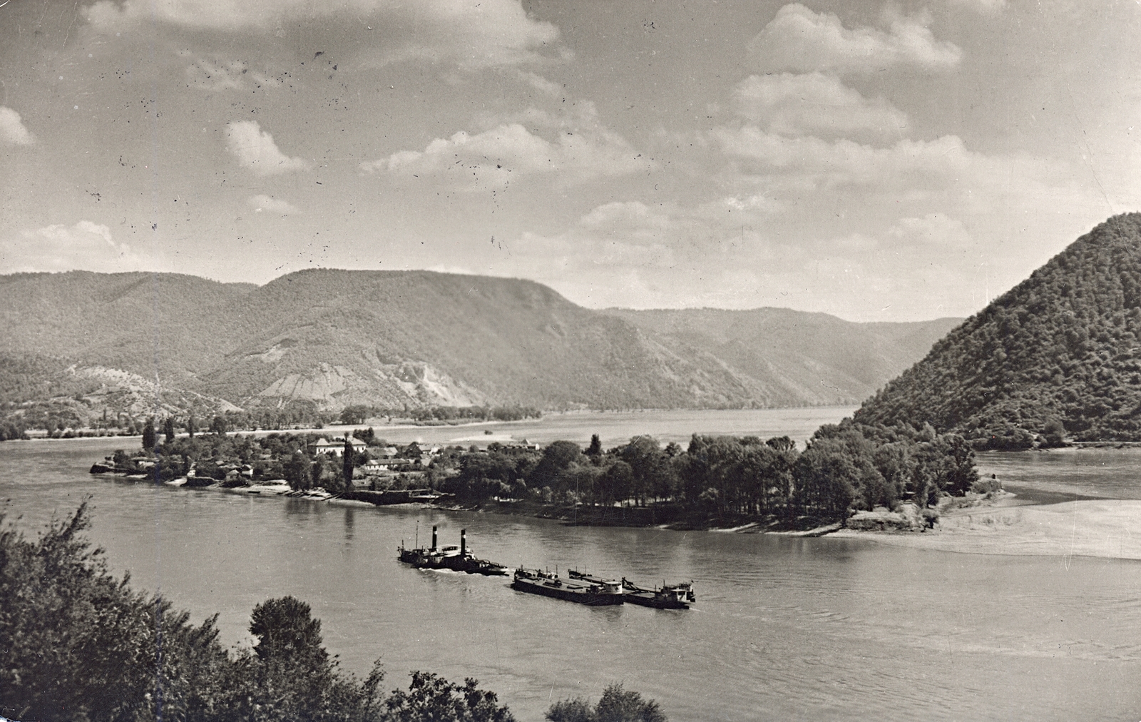 Romania, Ada Kaleh, Duna, Vaskapu-szoros., 1949, Erky-Nagy Tibor, ship, barge, steamboat, island, Danube, tow truck, Fortepan #76676