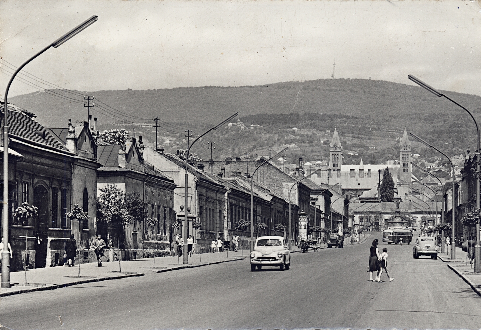 Hungary, Pécs, Szabadság utca a Székesegyház felé nézve., 1964, Erky-Nagy Tibor, bus, chariot, commercial vehicle, street view, genre painting, ad pillar, basilica, lamp post, Catholic Church, neon lights, romanesque revival architect, Cathedral, Fortepan #76679
