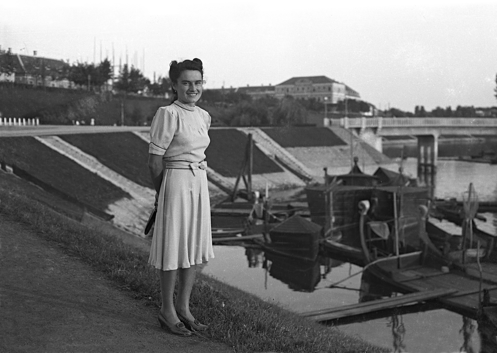 Magyarország, Baja, Sugovica (Kamarás-Duna), balra az 1982-ben felrobbantott szigeti híd., 1940, Erky-Nagy Tibor, hölgy, eltűnt, szövetruha, Fortepan #76687