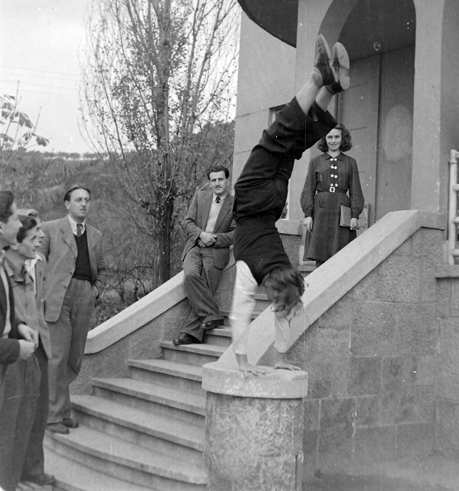 Hungary, Budapest III., Máramaros út 32-34., Budapesti Szabad Akadémia (kultúrvezetőképző-iskola)., 1951, Fortepan, Budapest, feat, handstand, Fortepan #7669
