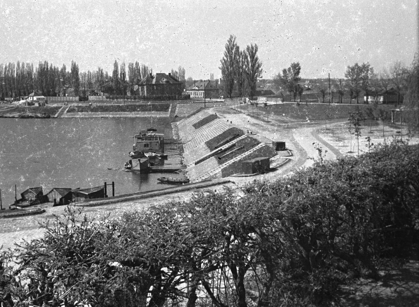 Hungary, Baja, Halászpart, a háttérben jobbra a Vörös híd., 1952, Erky-Nagy Tibor, stairs, shore, Fortepan #76693