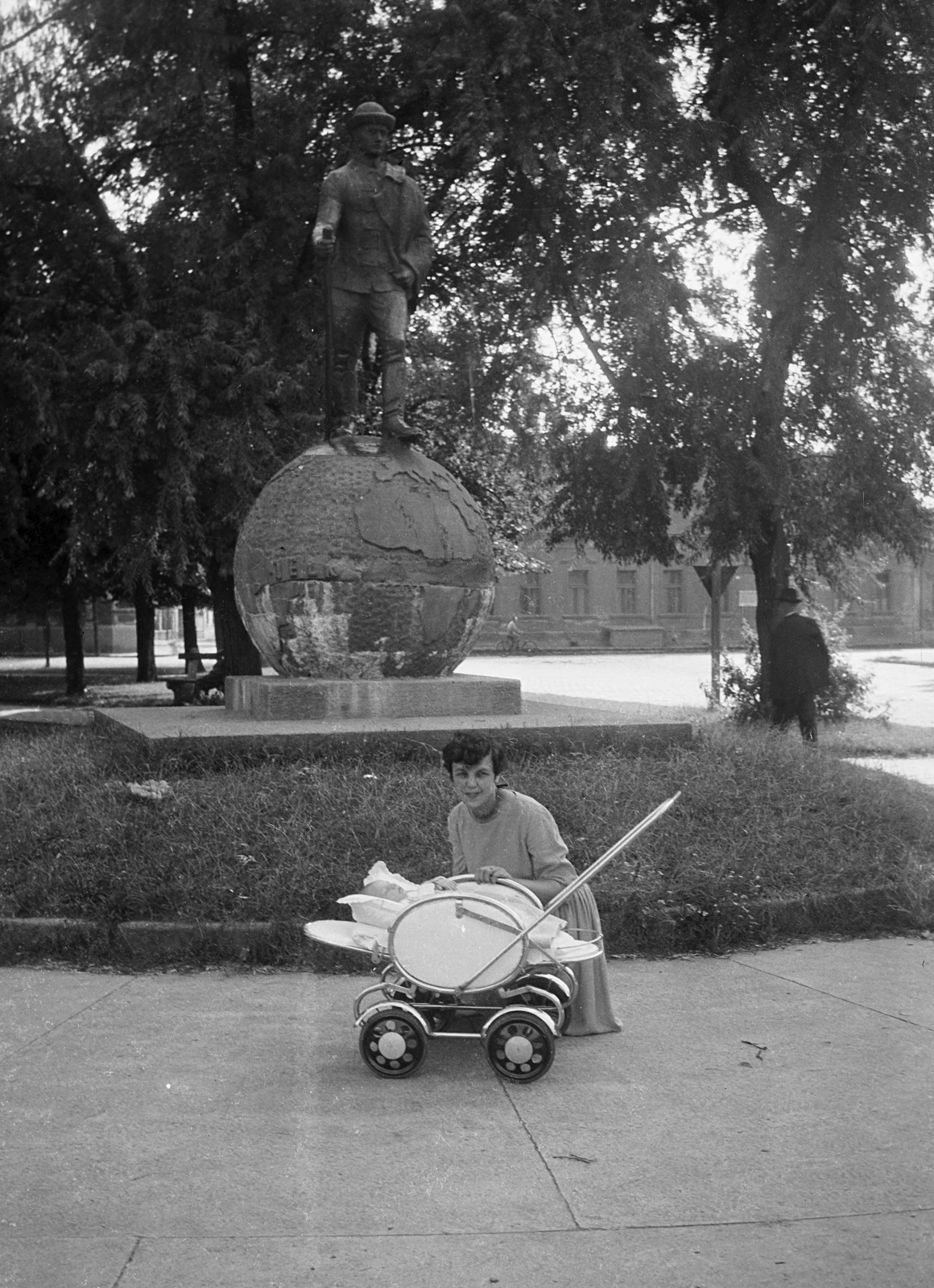 Magyarország, Baja, Jelky András tér, háttérben a Munkácsy Mihály utca torkolata., 1956, Erky-Nagy Tibor, babakocsi, Fortepan #76695