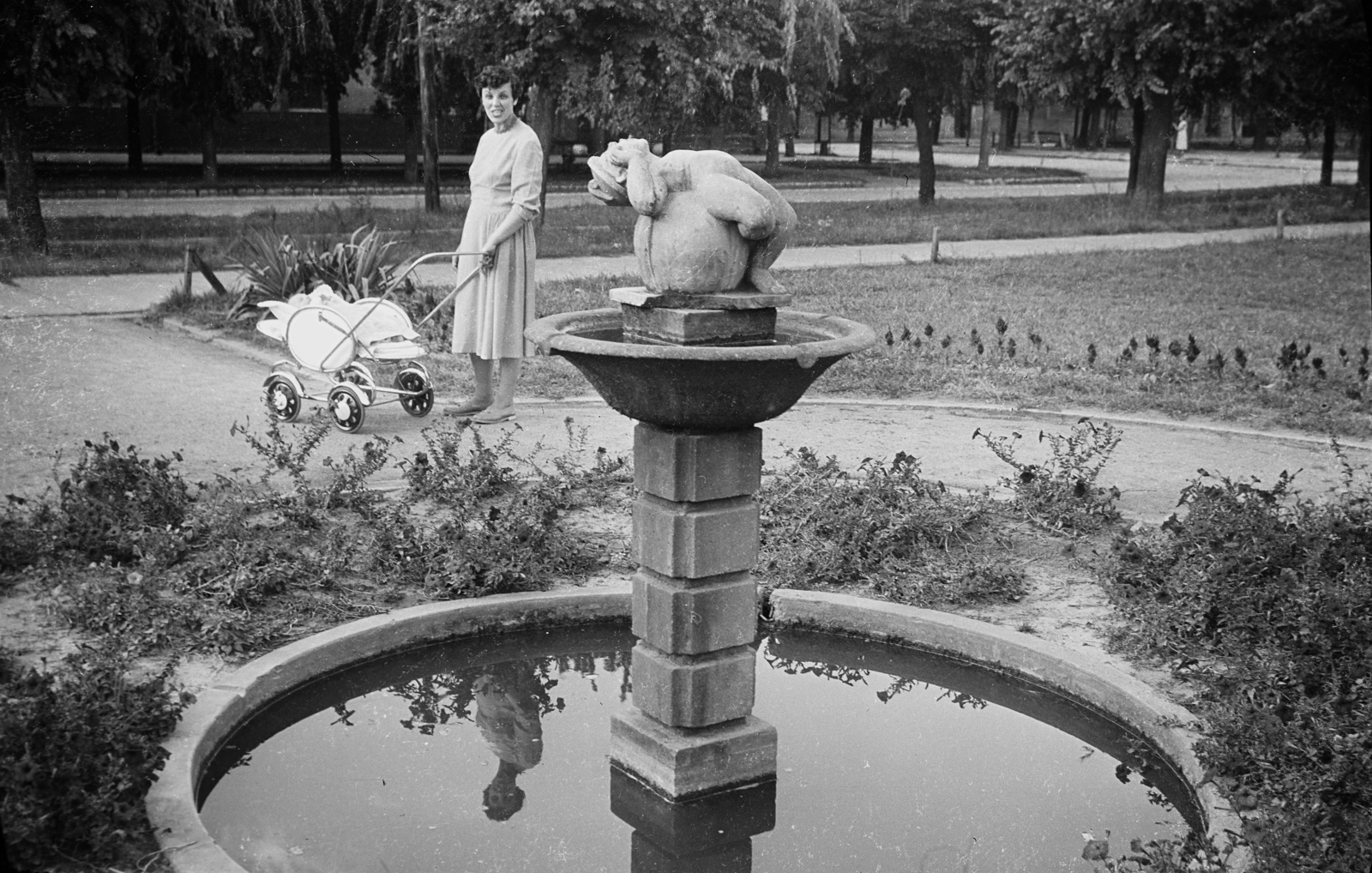 Magyarország, Baja, Marx tér (később Volán pályaudvart alakították itt ki), Miskolczy Ferenc Mercurius kútszobra., 1956, Erky-Nagy Tibor, szökőkút, babakocsi, Fortepan #76696