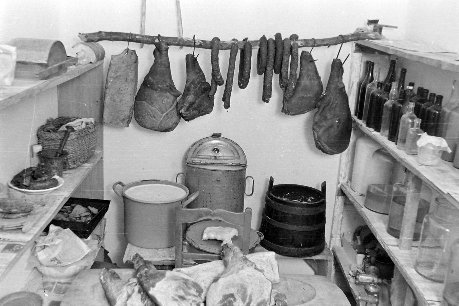 Magyarország, Éléskamra az 1940-es évek közepe felé., 1947, Fortepan, kolbász, edény, csatosüveg, borosüveg, dézsa, mozsár, szalonna, sonka, húsdaráló, Fortepan #7670