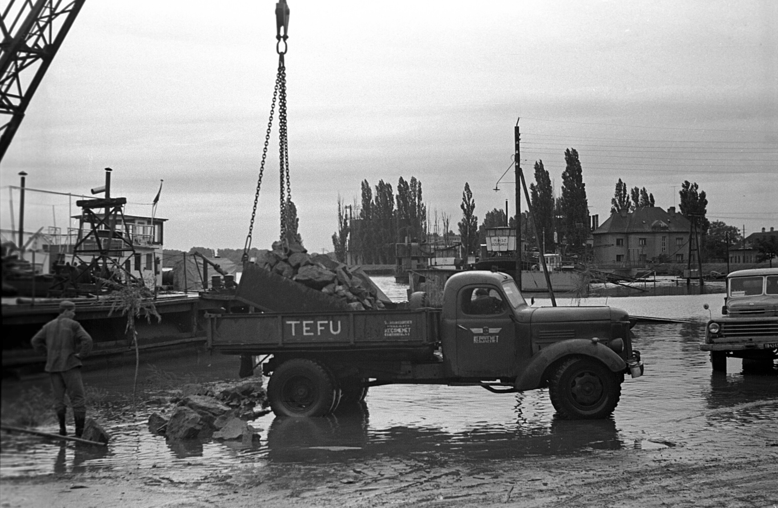 Hungary, Baja, Sugovica (Kamarás-Duna), Halászpart az 1965-ös árvíz idején., 1965, Erky-Nagy Tibor, commercial vehicle, Csepel D450, Fortepan #76702