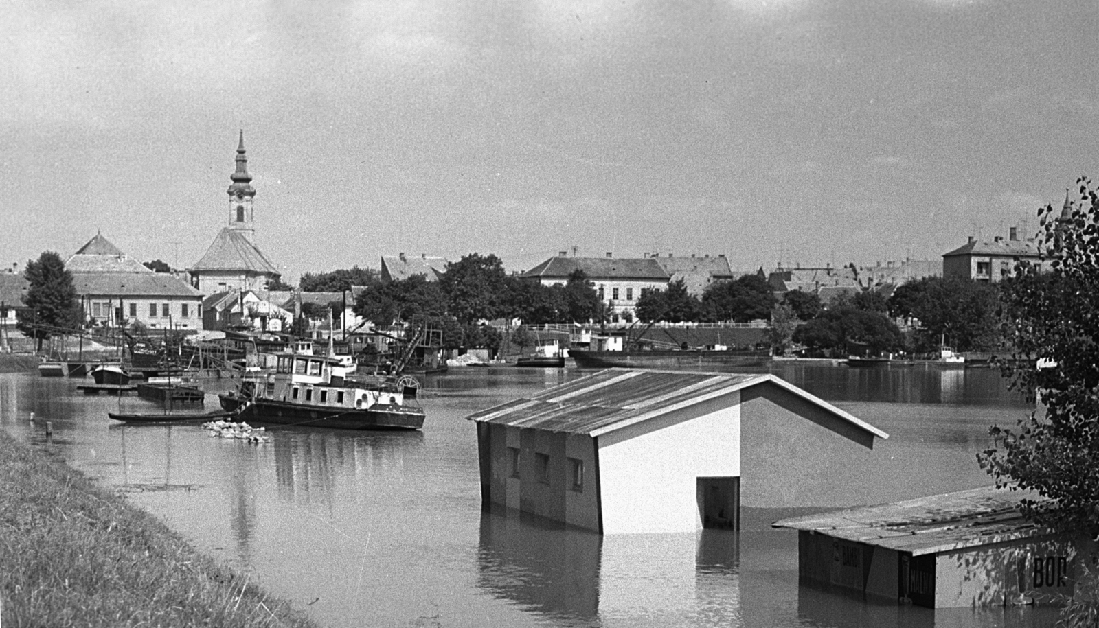 Hungary, Baja, Sugovica (Kamarás-Duna) az 1965-ös árvíz idején., 1965, Erky-Nagy Tibor, ship, flood, Fortepan #76703