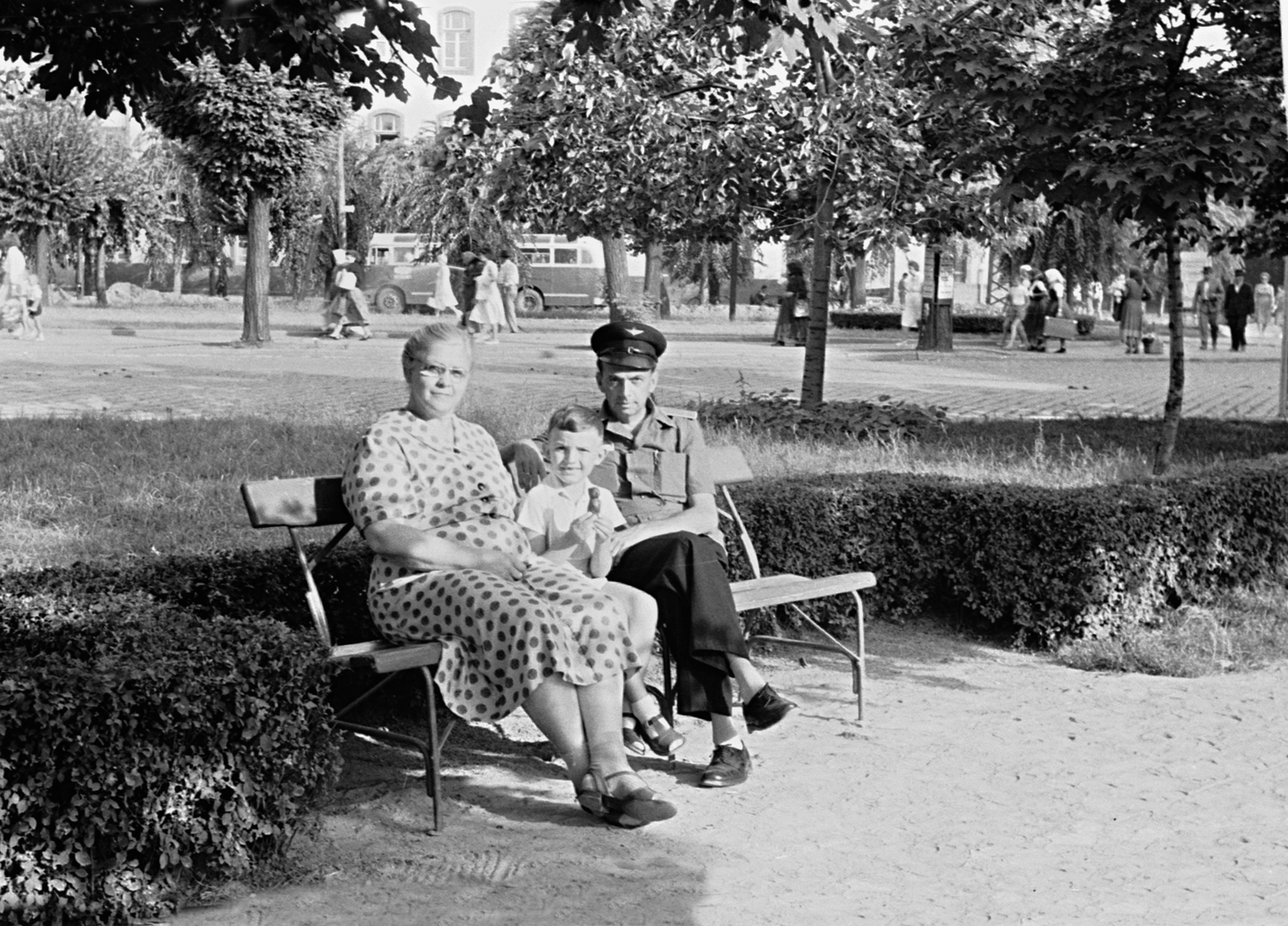 Magyarország, Baja, Szegedi út, háttérben a Tanítóképző (később Eötvös József Főiskola Neveléstudományi Kar) épülete., 1964, Erky-Nagy Tibor, család, egyenruha, autóbusz, park, csoportkép, utcakép, életkép, szemüveg, zokni, vasutas, hölgy, szandál, unoka, nyári ruha, Fortepan #76705