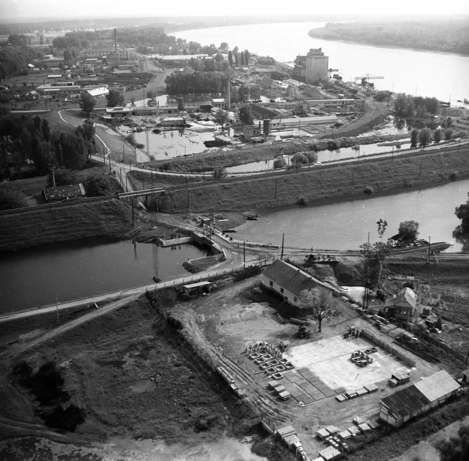 Hungary, Baja, légifotó, a Duna-völgyi-főcsatorna torkolata a Dunánál., 1965, Erky-Nagy Tibor, aerial photo, Fortepan #76709