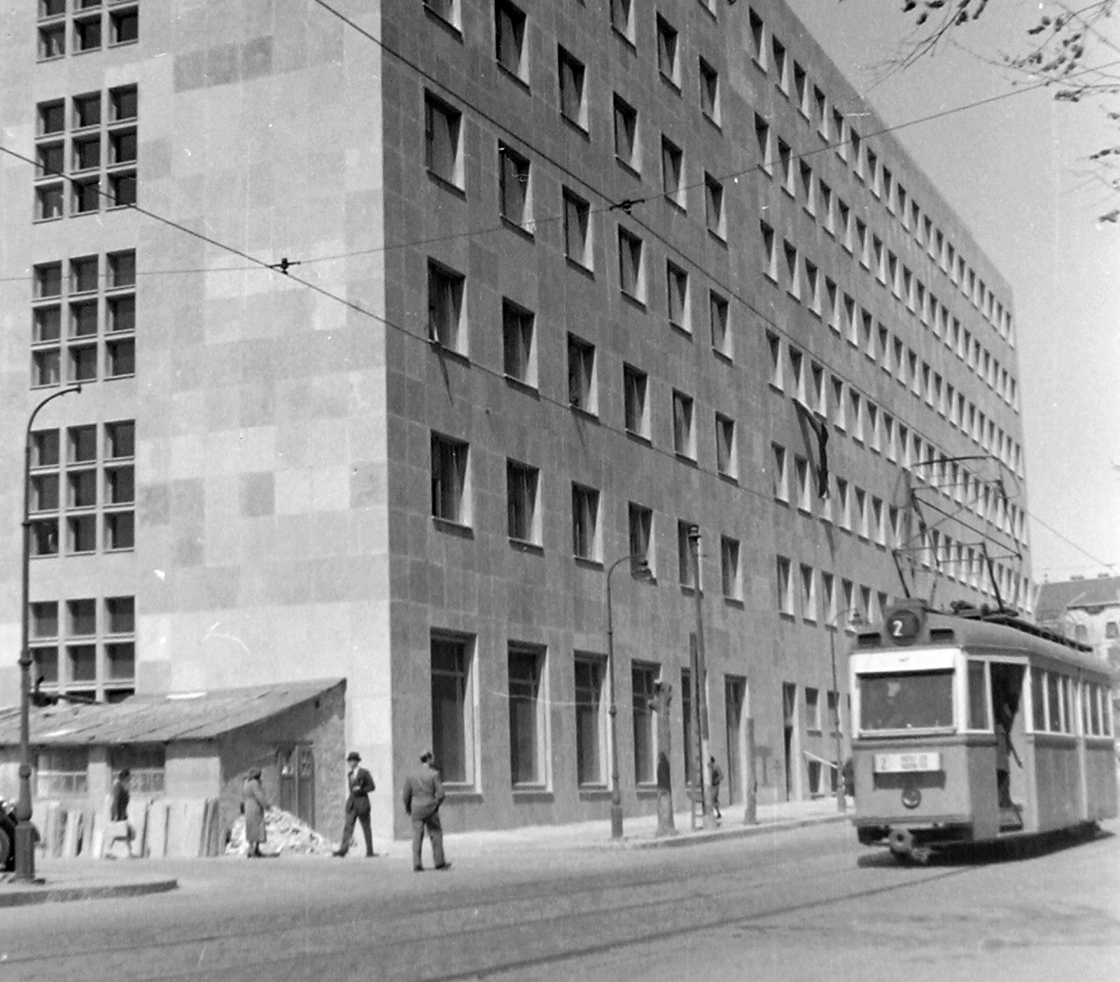 Hungary, Budapest V., Balassi Bálint (Személynök) utca, Képviselői Irodaház ("Fehér Ház") a Jászai Mari (Rudolf) térnél., 1949, Magyar Rendőr, Hungarian brand, tram, Ganz-brand, destination sign, Stuka tramway, Budapest, public transport line number, Fortepan #7671