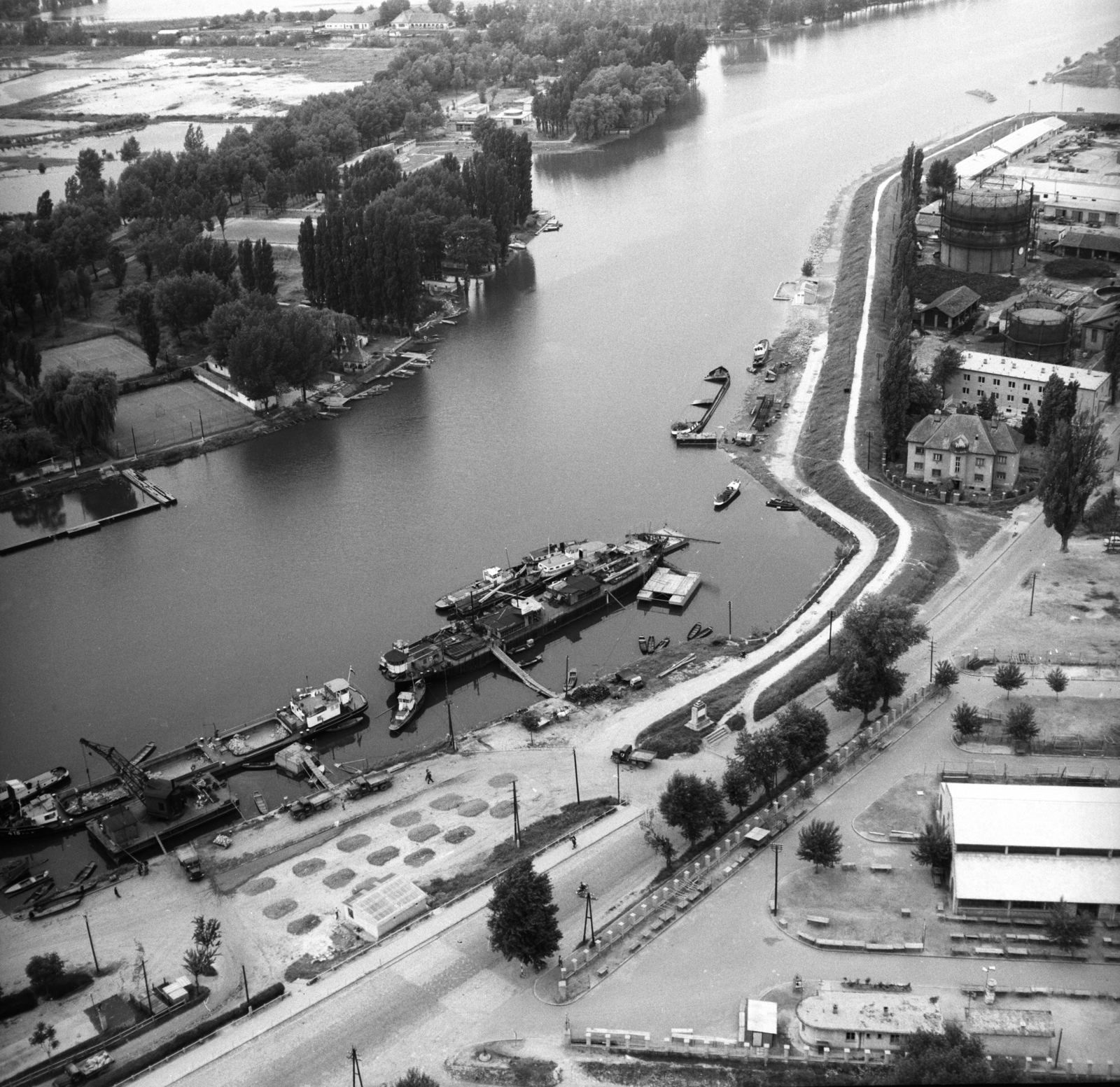 Hungary, Baja, légifotó, a Sugovica (Kamarás-Duna) és a Halászpart az 1965-ös árvíz idején., 1965, Erky-Nagy Tibor, ship, aerial photo, barge, boat, Fortepan #76710