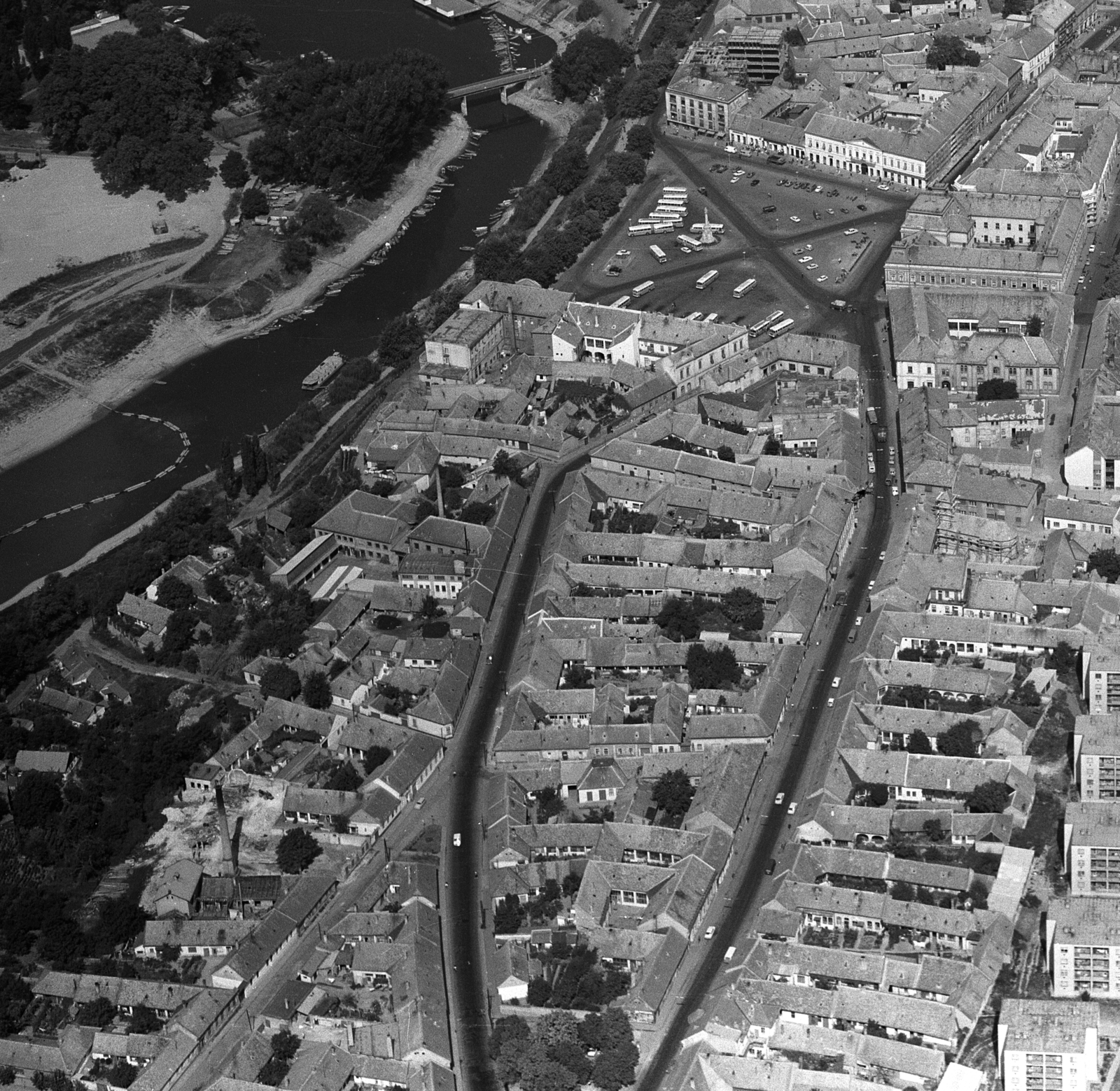 Magyarország, Baja, légifotó, előtérben az Attila utca és a Szabadság út, fent a Szentháromság (Béke) tér. Balra a Sugovica (Kamarás-Duna)., 1974, Erky-Nagy Tibor, légi felvétel, Fortepan #76713