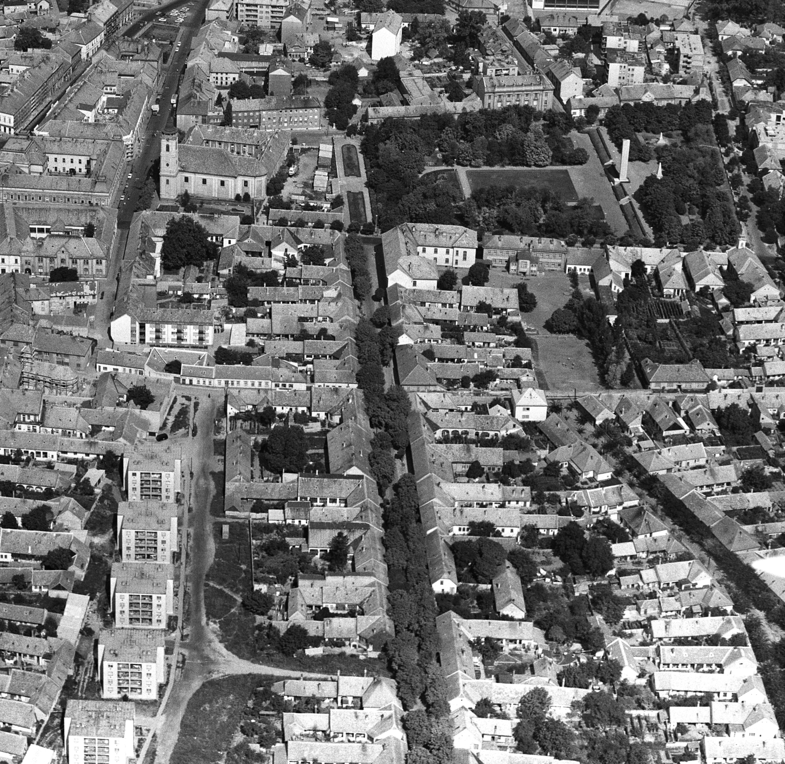 Hungary, Baja, légifotó, középen a Szent Antal utca, jobbra fent a Déri-kert., 1974, Erky-Nagy Tibor, aerial photo, Fortepan #76714