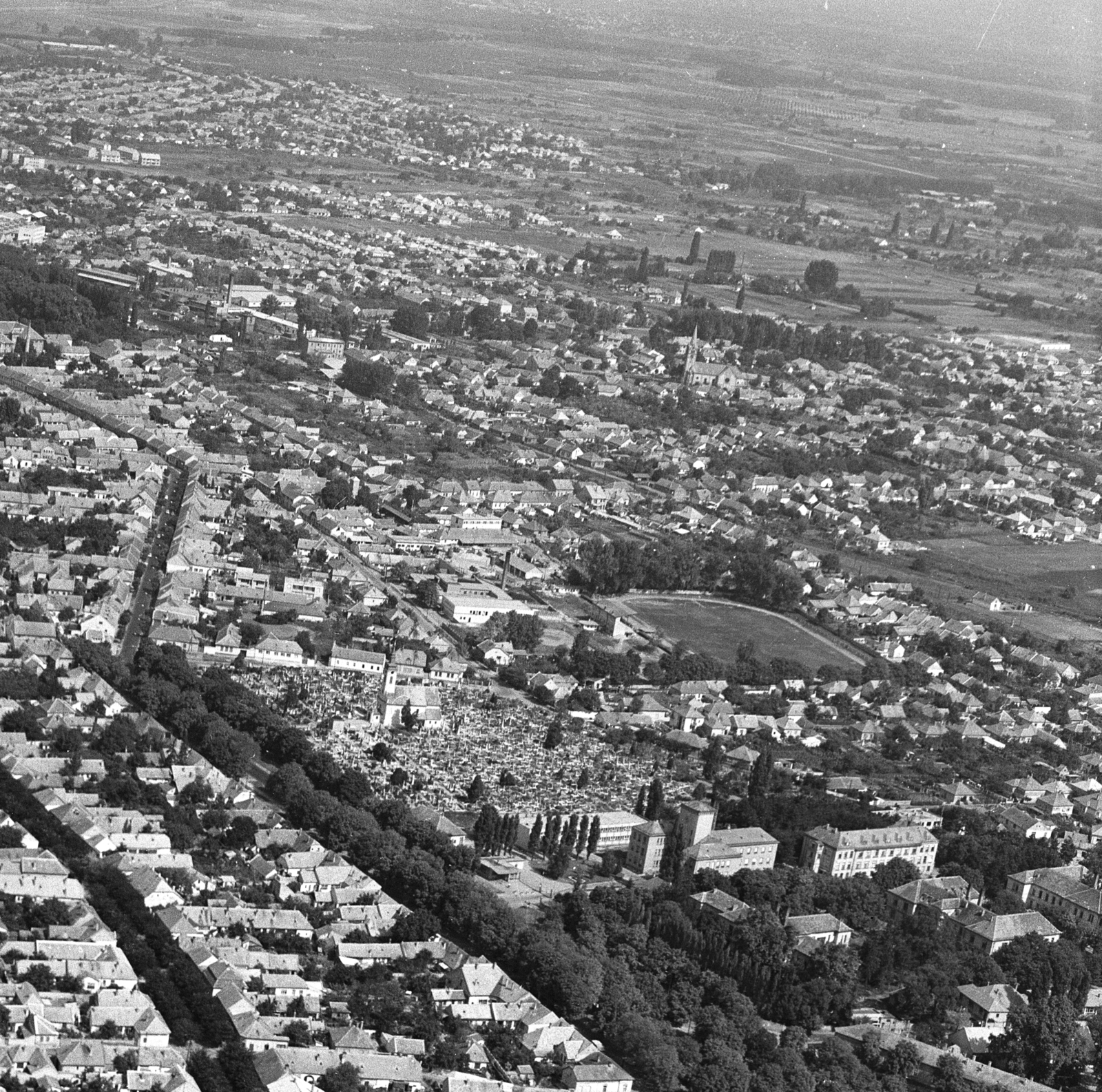 Magyarország, Baja, légifotó, előtérben jobbra a Szent Rókus Kórház, fölötte a Rókus temető, ezektől balra a Rókus utca., 1974, Erky-Nagy Tibor, légi felvétel, Fortepan #76719