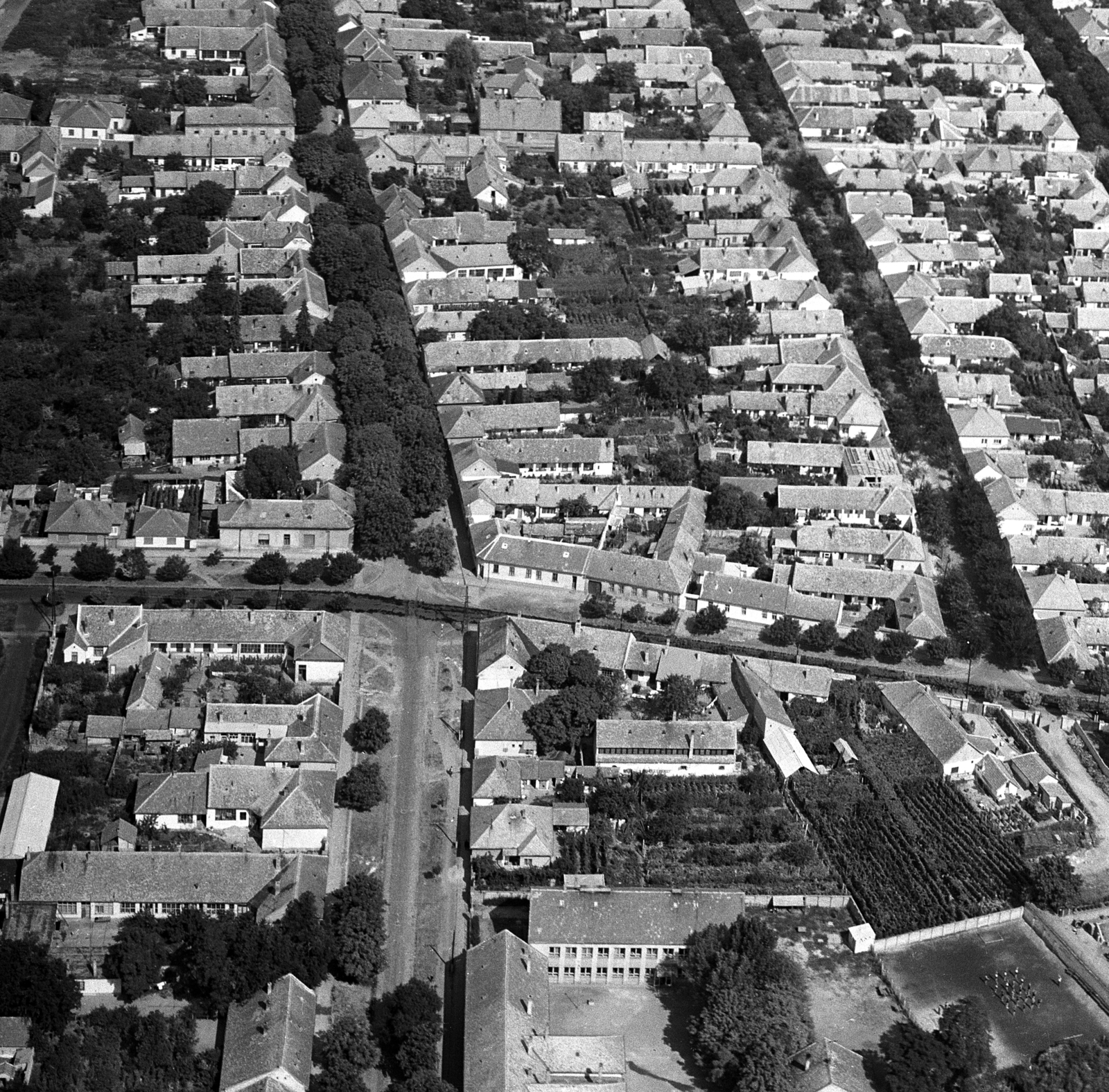 Hungary, Baja, légifotó, Szent Antal utca - Damjanich utca kereszteződése, jobbra a Mészáros Lázár utca., 1974, Erky-Nagy Tibor, aerial photo, Fortepan #76720