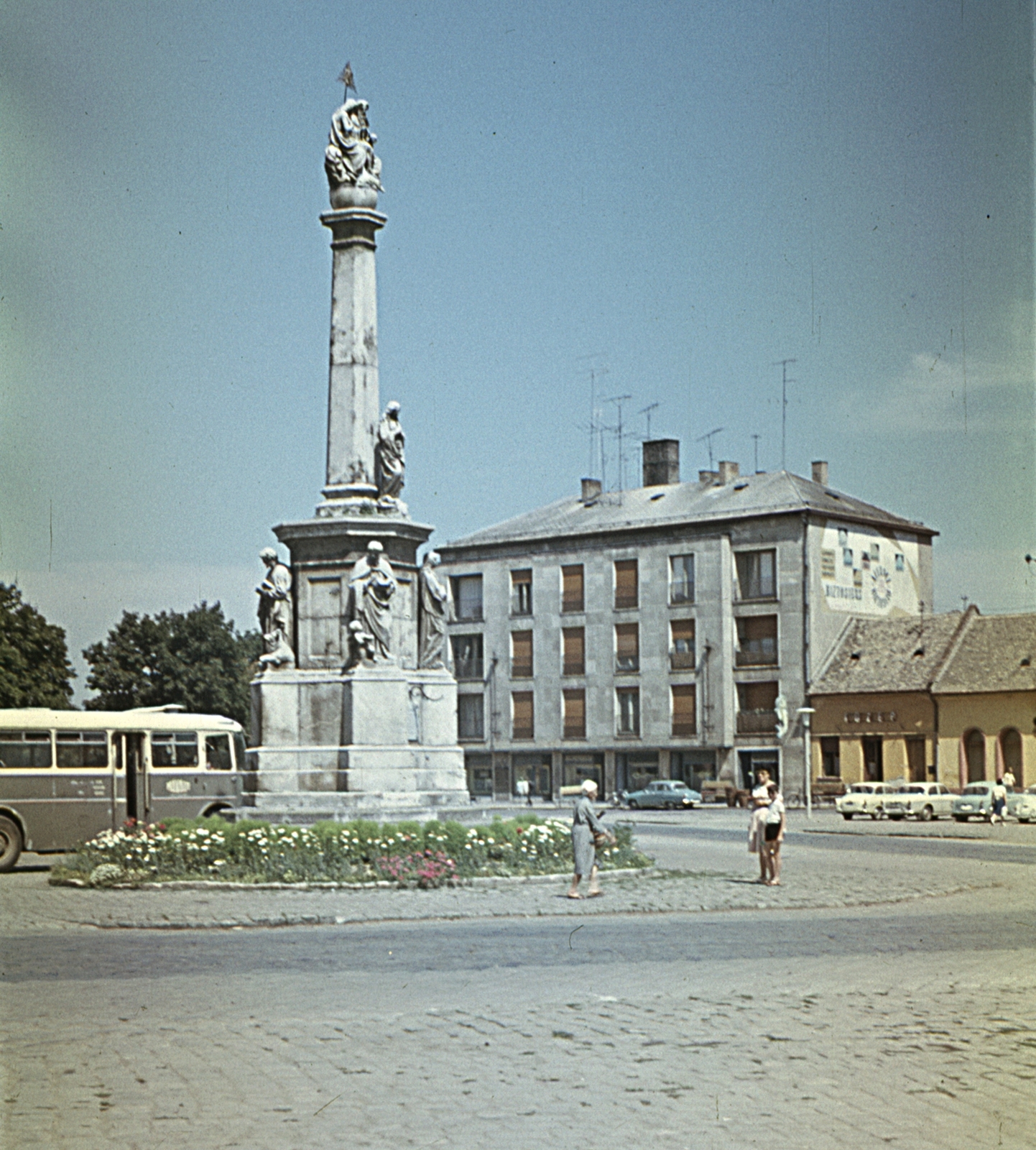 Magyarország, Baja, Szentháromság (Béke) tér., 1968, Erky-Nagy Tibor, színes, autóbusz, magyar gyártmány, Skoda-márka, Ikarus-márka, Wartburg-márka, MÁVAUT-szervezet, Ikarus 620/630, automobil, Állami Biztosító, Fortepan #76727