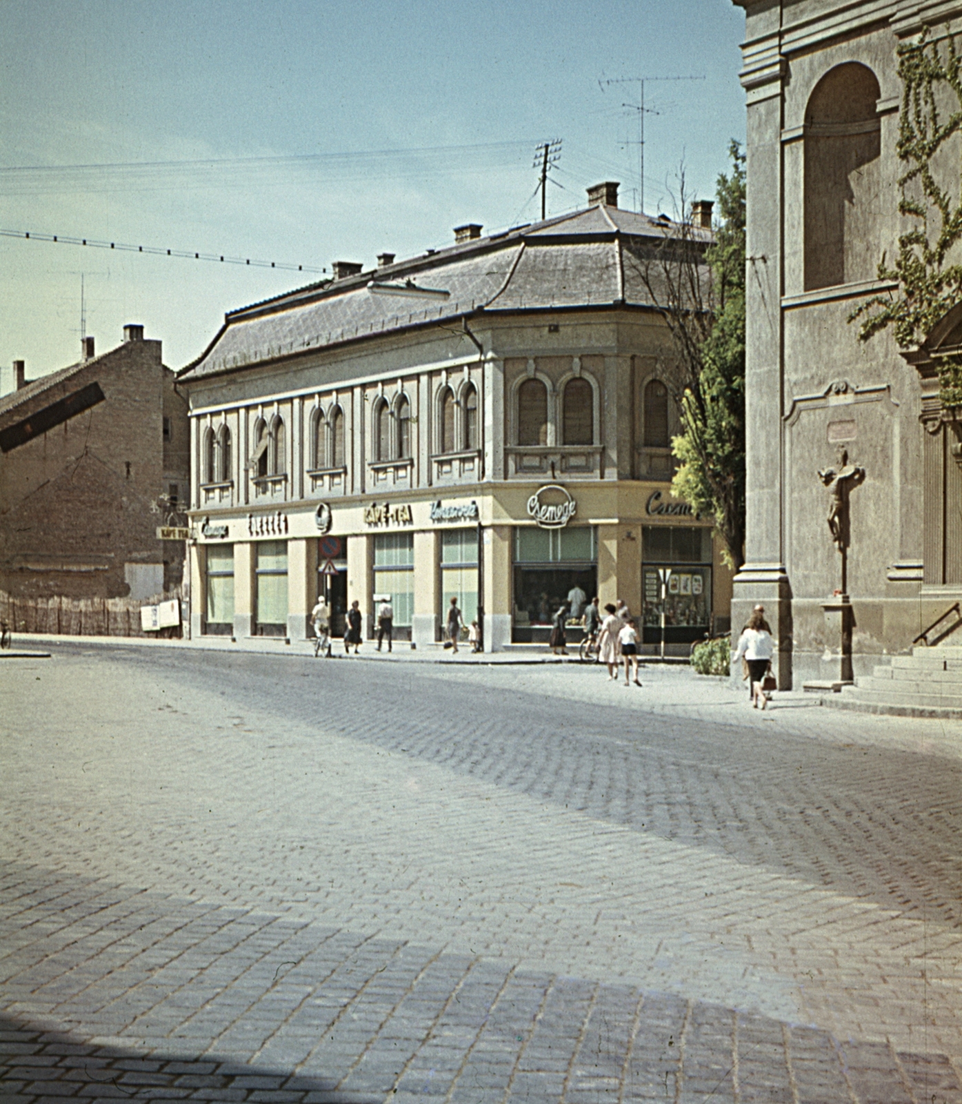 Hungary, Baja, Tóth Kálmán tér, jobbra a Szent Péter és Pál apostolok templom., 1968, Erky-Nagy Tibor, church, colorful, crucifix, Fortepan #76729