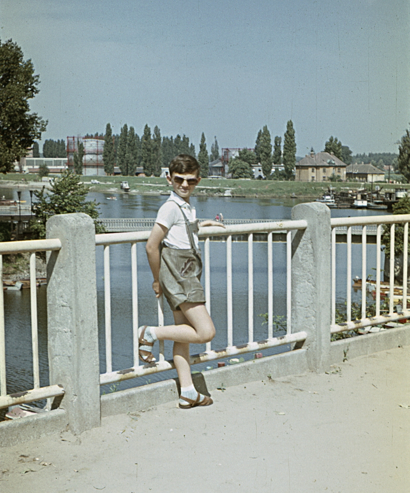 Hungary, Baja, a Szentháromság (Béke) tér északnyugati sarka, háttérben a Sugovica (Kamarás-Duna) öblén túl a gázgyár., 1968, Erky-Nagy Tibor, colorful, bridge, Fortepan #76733