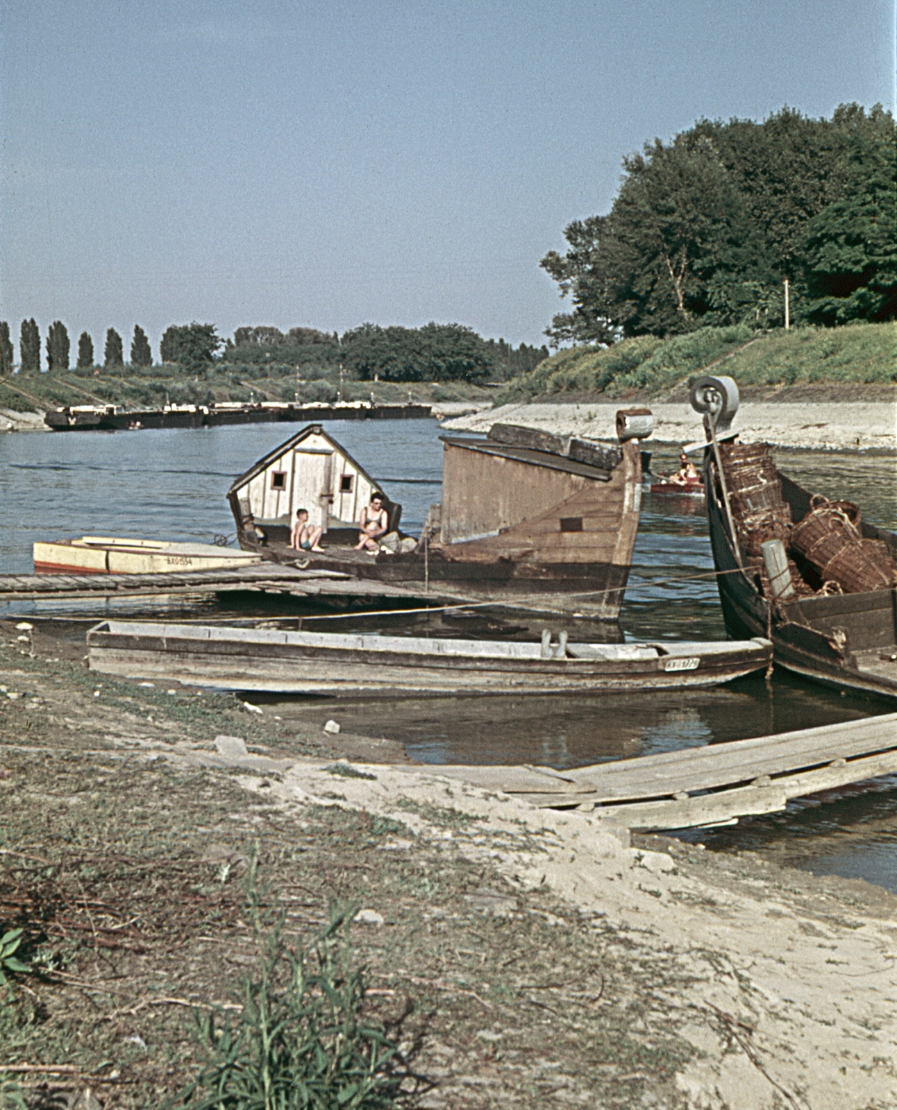 Hungary, Baja, Sugovica (Kamarás-Duna) a torkolatnál., 1968, Erky-Nagy Tibor, colorful, boat, Fortepan #76734
