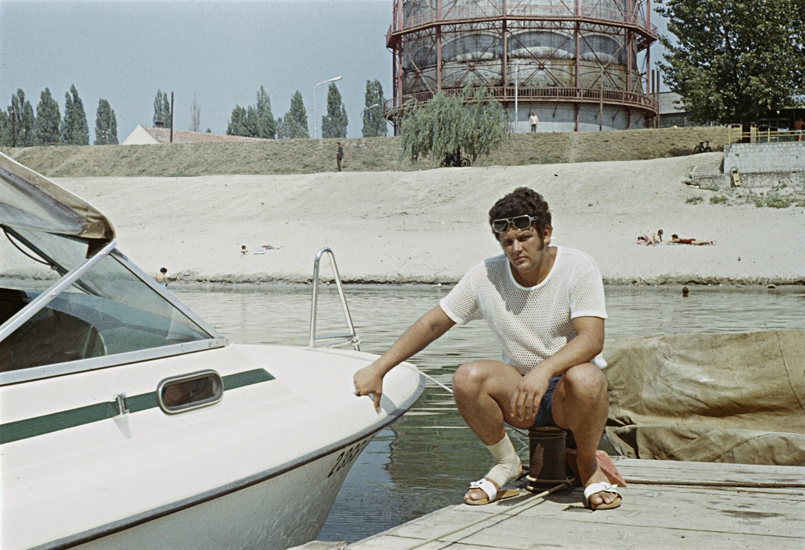 Hungary, Baja, Sugovica (Kamarás-Duna), strand, háttérben a gázgyár., 1982, Erky-Nagy Tibor, colorful, gas storage, Fortepan #76736