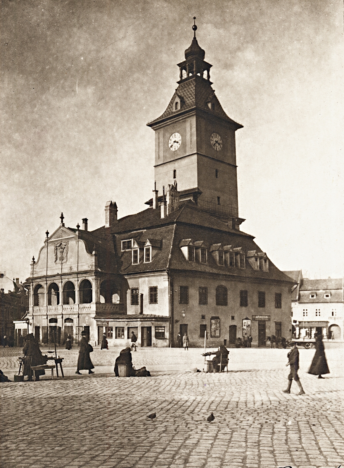Romania,Transylvania, Brașov, Fő tér (ekkor Ferenc József tér, később Tanács tér, Piața Sfatului), Városháza (később múzeum)., 1908, Erky-Nagy Tibor, street view, cobblestones, public building, Fortepan #76740