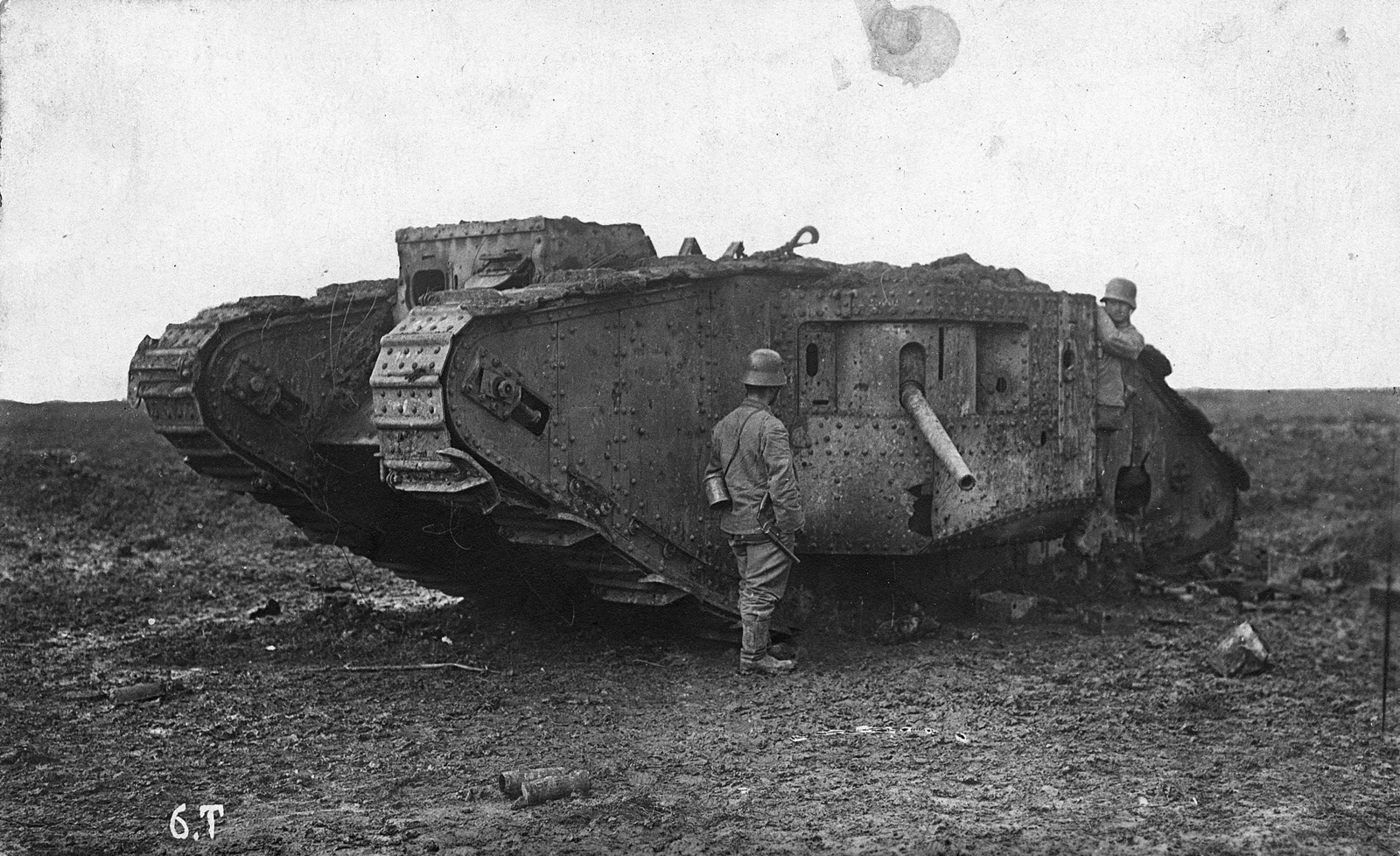 1918, Erky-Nagy Tibor, First World War, British brand, tank, wreck, German soldier, Fortepan #76741