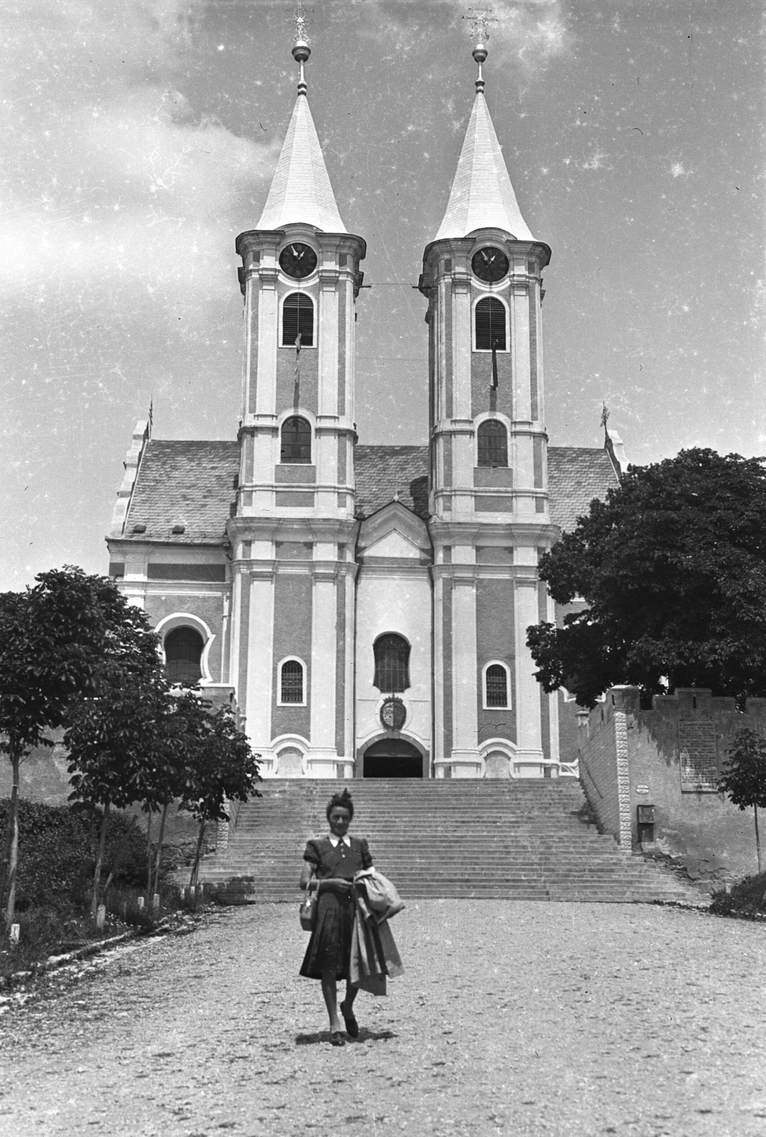 Hungary, untitled, Siklós, (ekkor önálló, ma a város része), a kegytemplom előtti park., 1938, Erky-Nagy Tibor, portrait, church, stairs, summer, woman, Latin Church, pilgrimage, Fortepan #76745