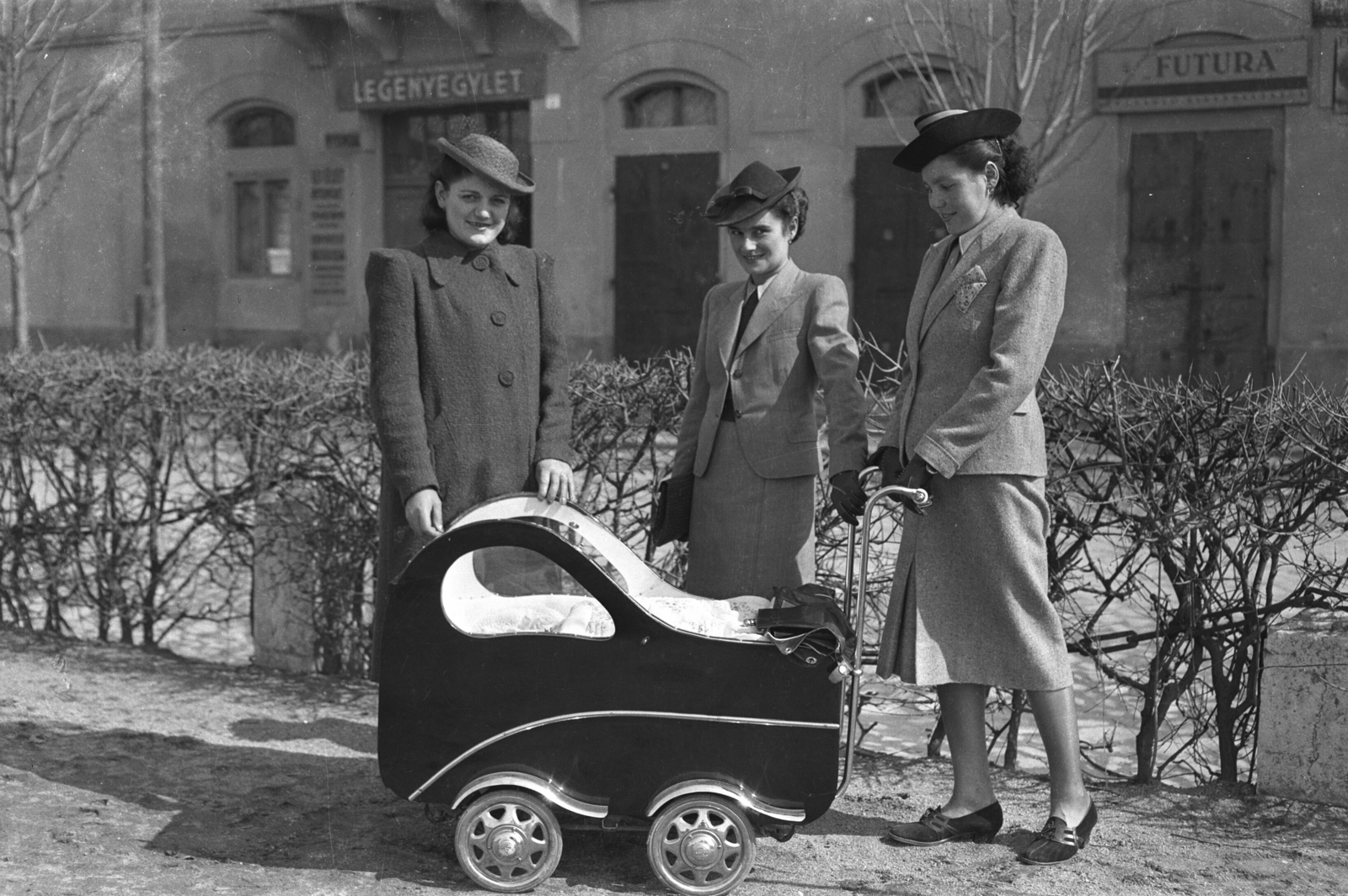 Hungary, Baja, Árpád tér., 1939, Erky-Nagy Tibor, hat, sign-board, label, baby carriage, tableau, women, Fortepan #76746