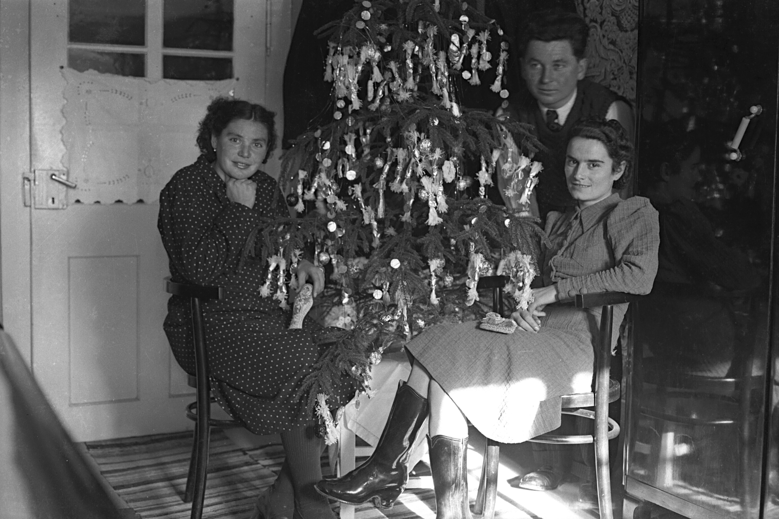 1939, Erky-Nagy Tibor, Christmas, reflection, christmas tree, Christmas candy, tableau, women, man, Fortepan #76747