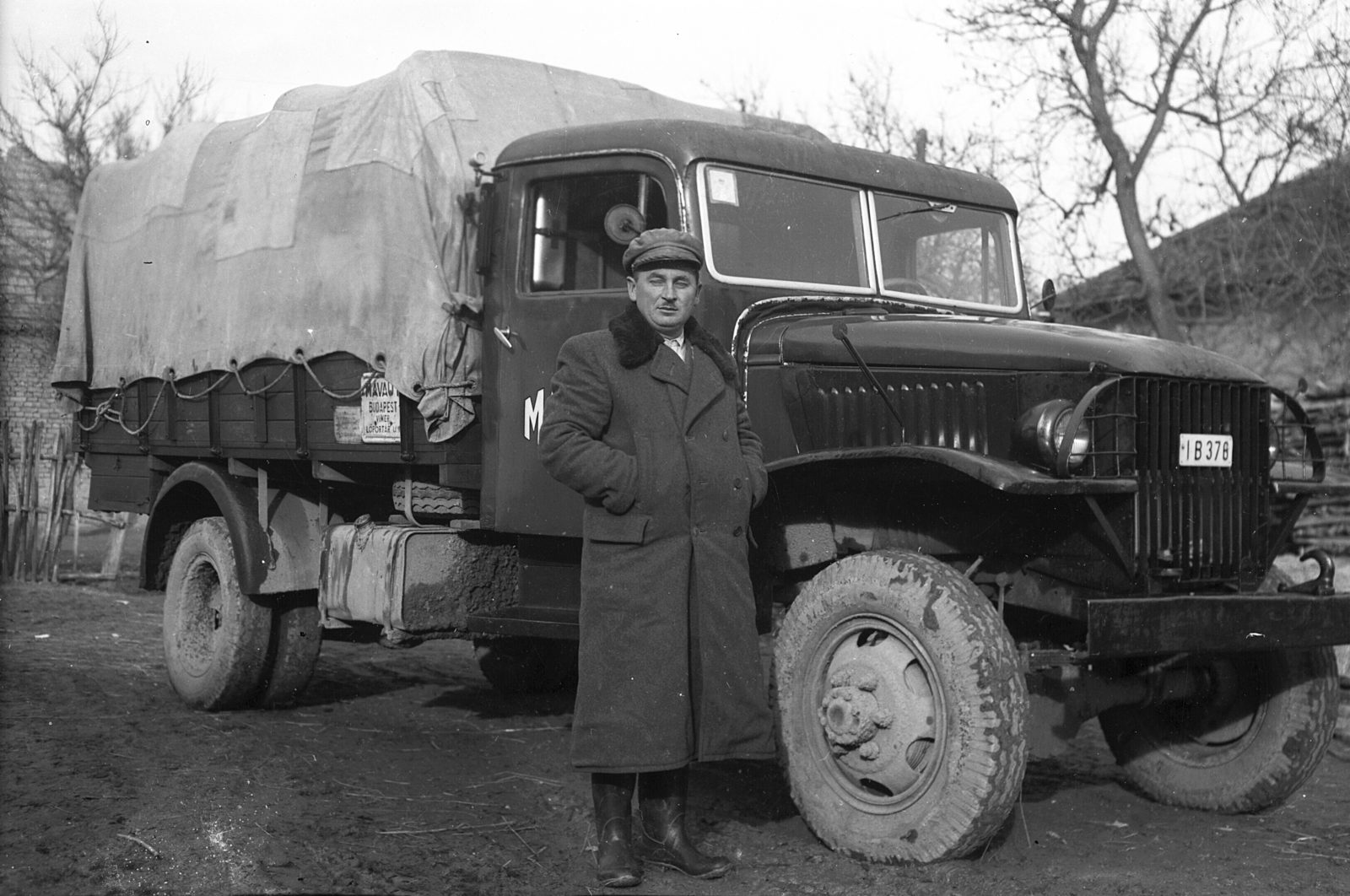 1949, Erky-Nagy Tibor, commercial vehicle, MÁVAUT-organisation, number plate, untitled, man, hands in pockets, cap, winter coat, Chevrolet-brand, Fortepan #76752