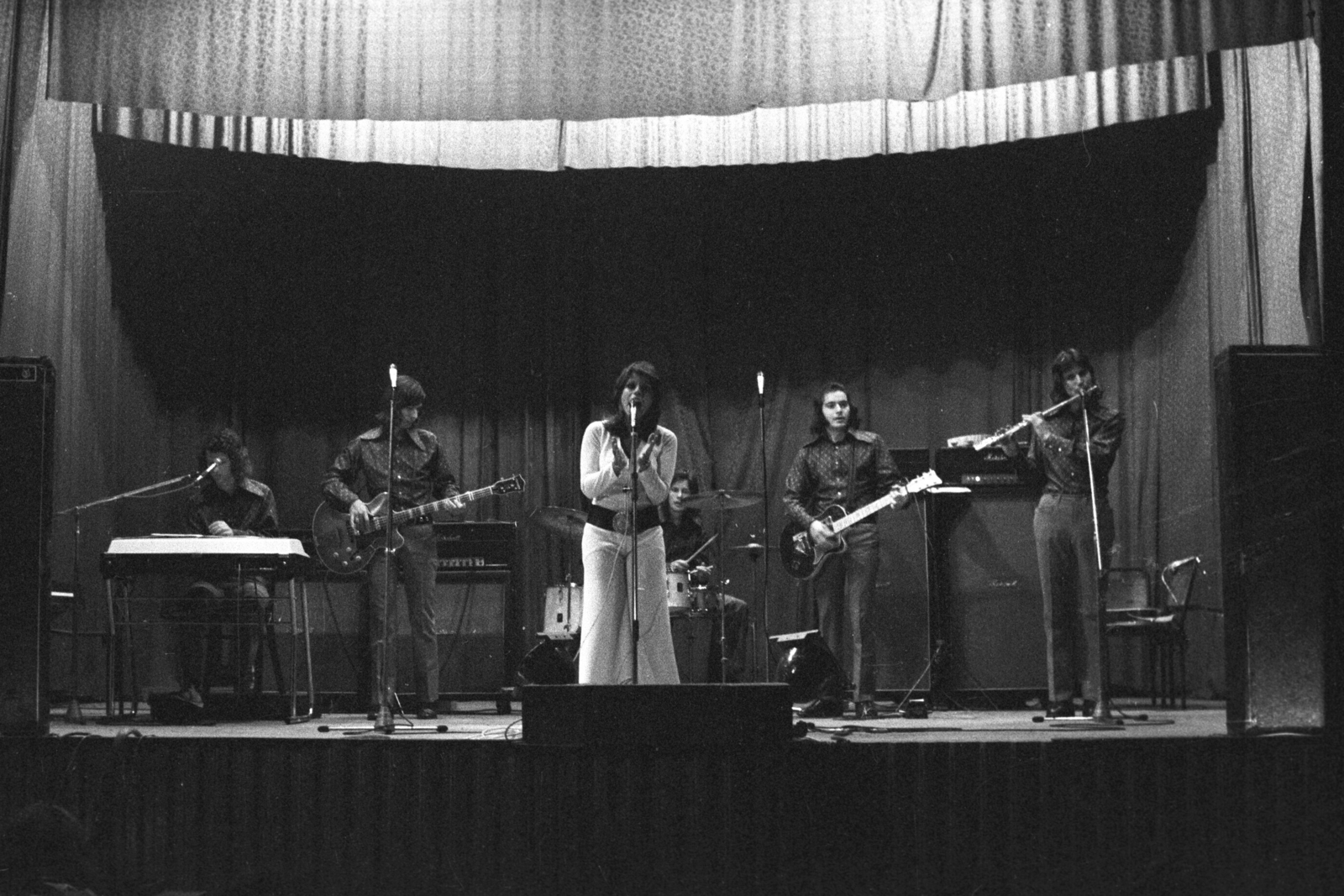 Hungary, Nyíregyháza, Móricz Zsigmond Színház, Bódy Magdi és a Corvina együttes: Makay Zsolt, Soltész Rezső, Fonyódi Péter, Szigeti Ferenc, Soltész Gábor., 1972, Erky-Nagy Tibor, singing, stage, guitar, musical instrument, flute, Fortepan #76760